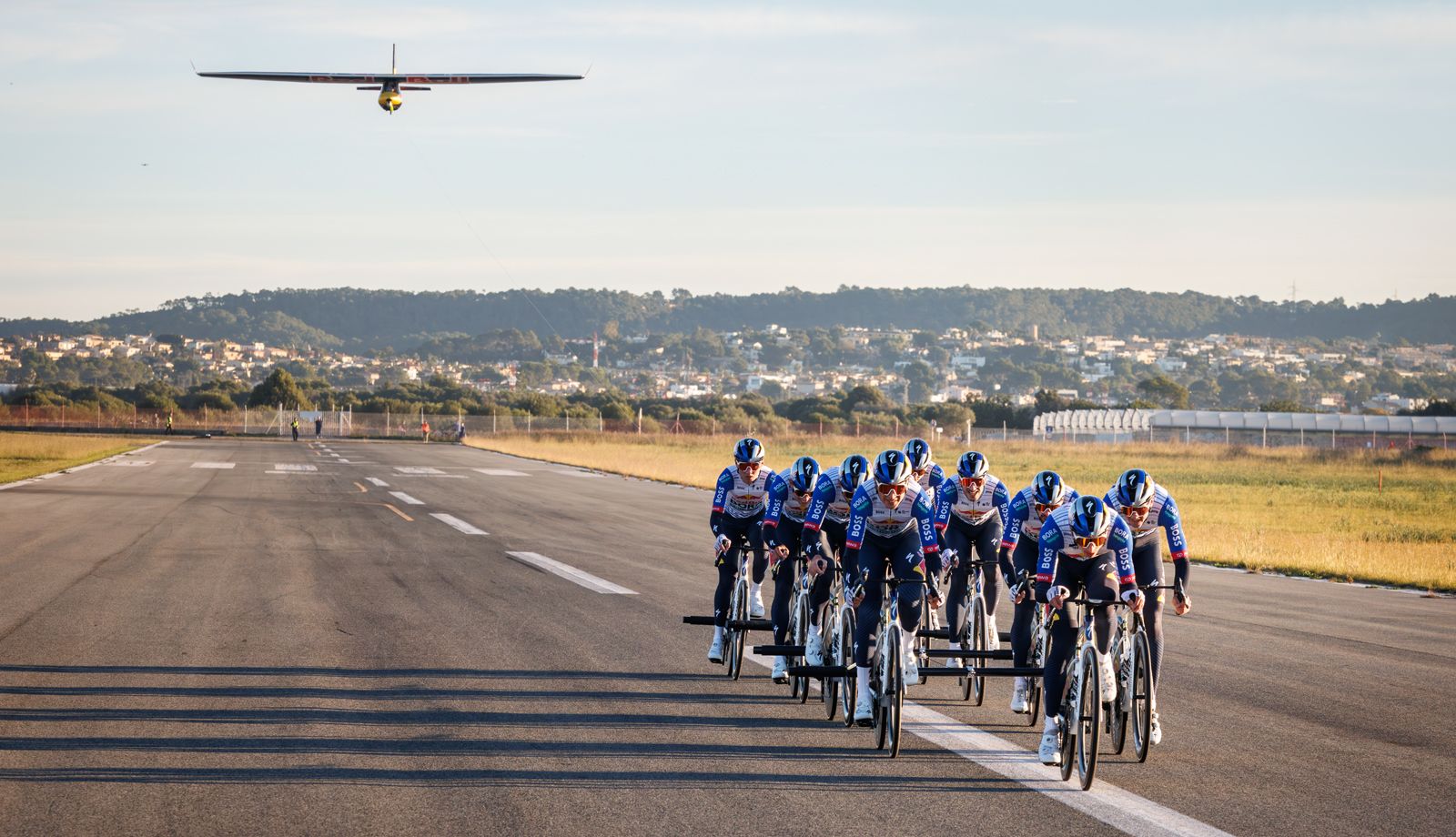 La fuerza del Red Bull–BORA. Nueve de sus ciclistas hacen despegar una avioneta en Mallorca