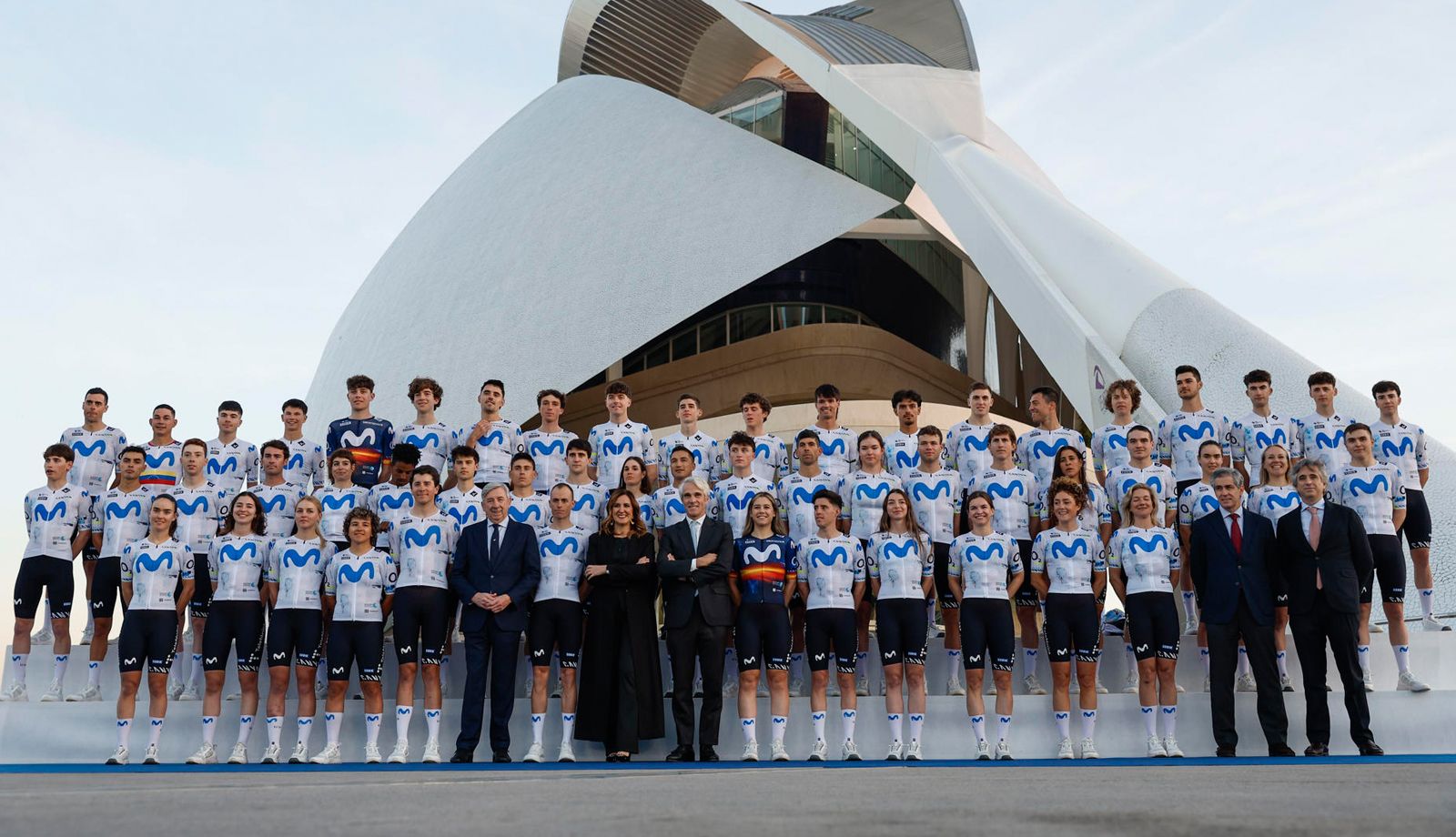 Foto de familia del Movistar Team 2026 en el Palau de les Arts de Valencia