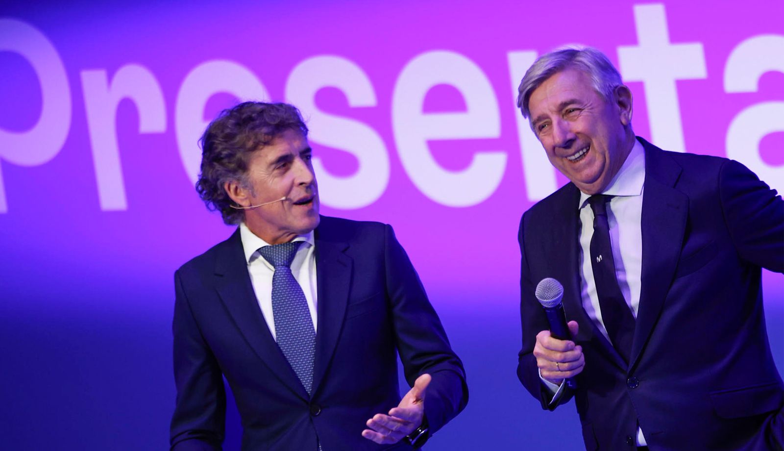Eusebio Unzué, junto a Pedro Delgado, durante el acto de presentación del Movistar Team 2026