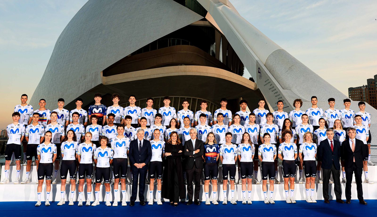 Foto de familia del Movistar Team 2026 en el Palau de les Arts de Valencia