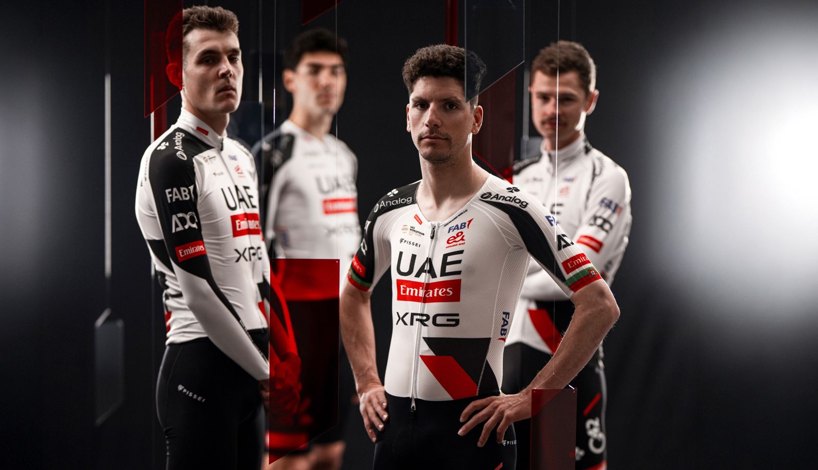 Pissei y el UAE Team Emirates - XRG desvelan la equipación del equipo para 2026