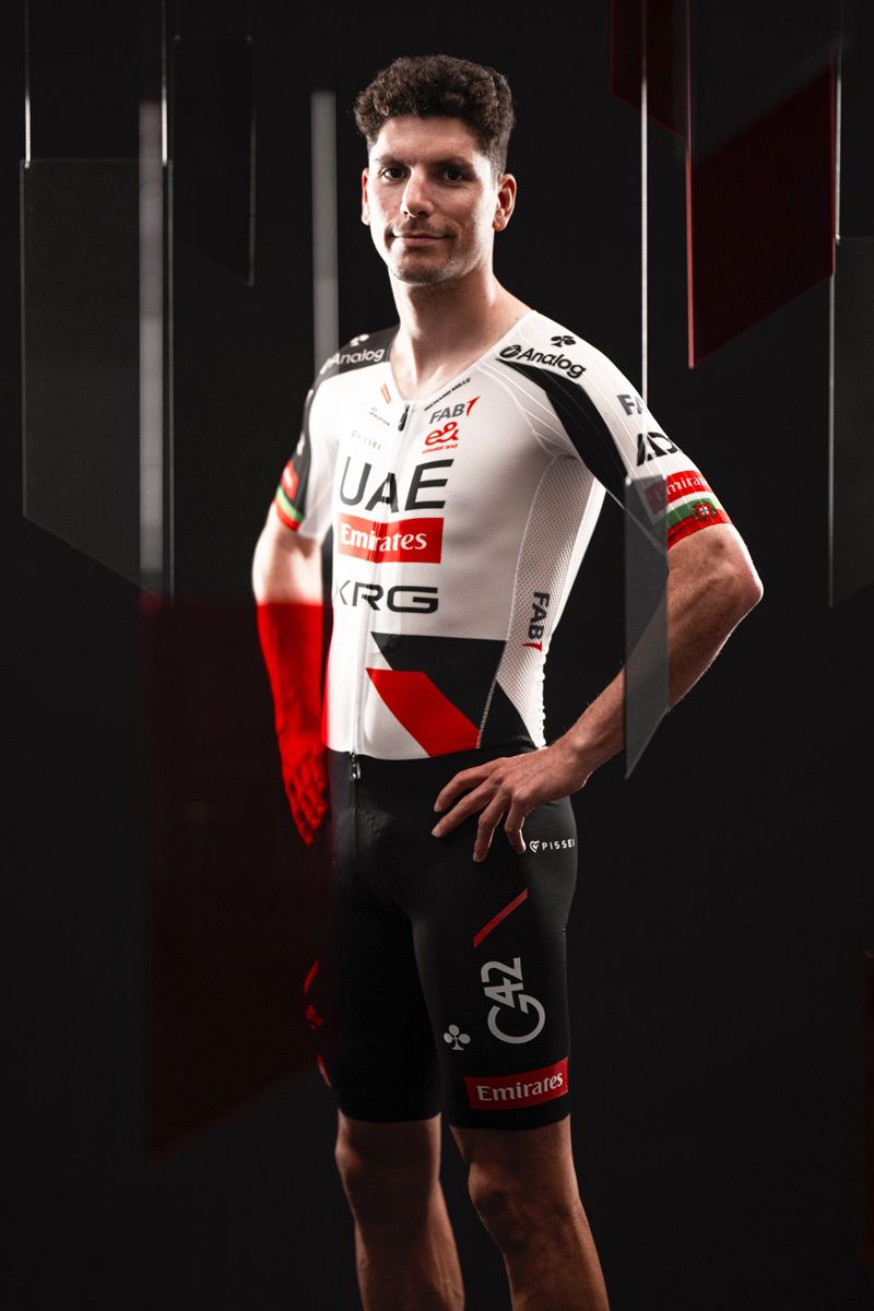 Joao Almeida con la nueva equipación del equipo