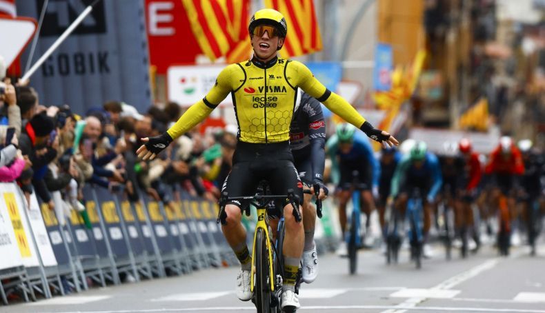 matthew brennan deslumbra bajo la lluvia y es el primer lider de la volta a catalunya 2 790x454