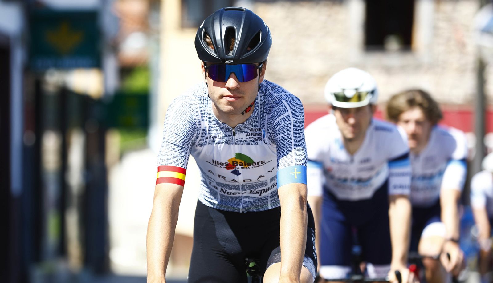 Sergio Trueba vistiendo el maillot de líder de las Metas Volantes en la pasada Vuelta a Asturias