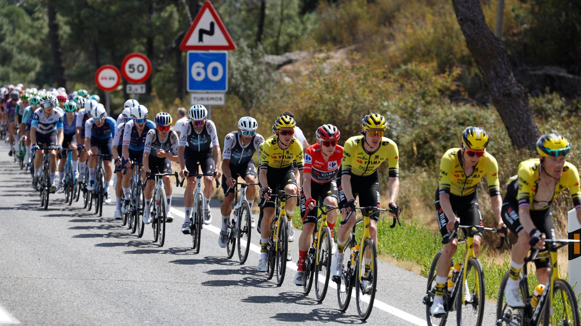El pelotón de La Vuelta a España en foto de archivo de Javier Lizón. EFE