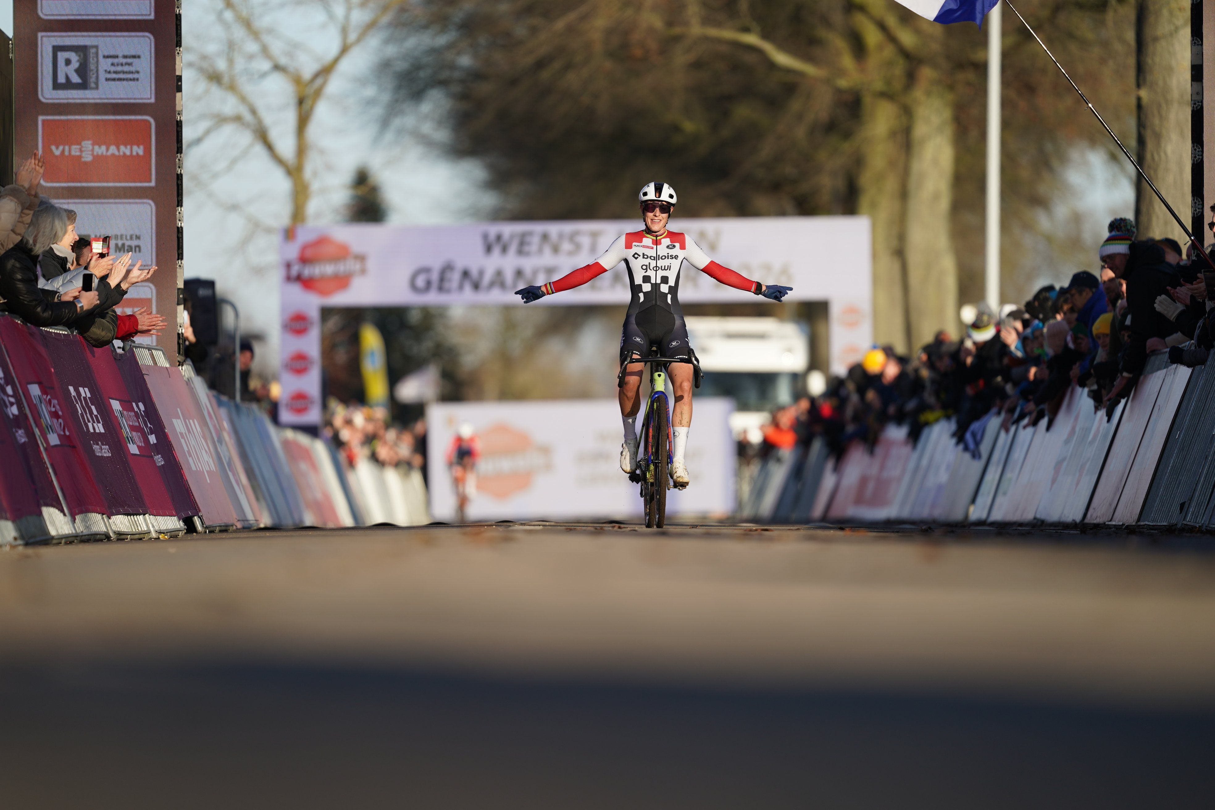 Apisonadora Lucinda Brand: nueva victoria en la Copa del Mundo de Ciclocross en Dendermonde 