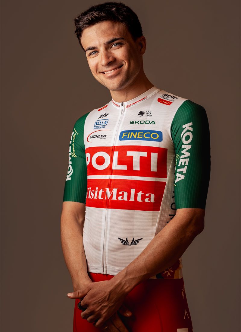 Diego Pablo Sevilla con la nueva equipación del equipo