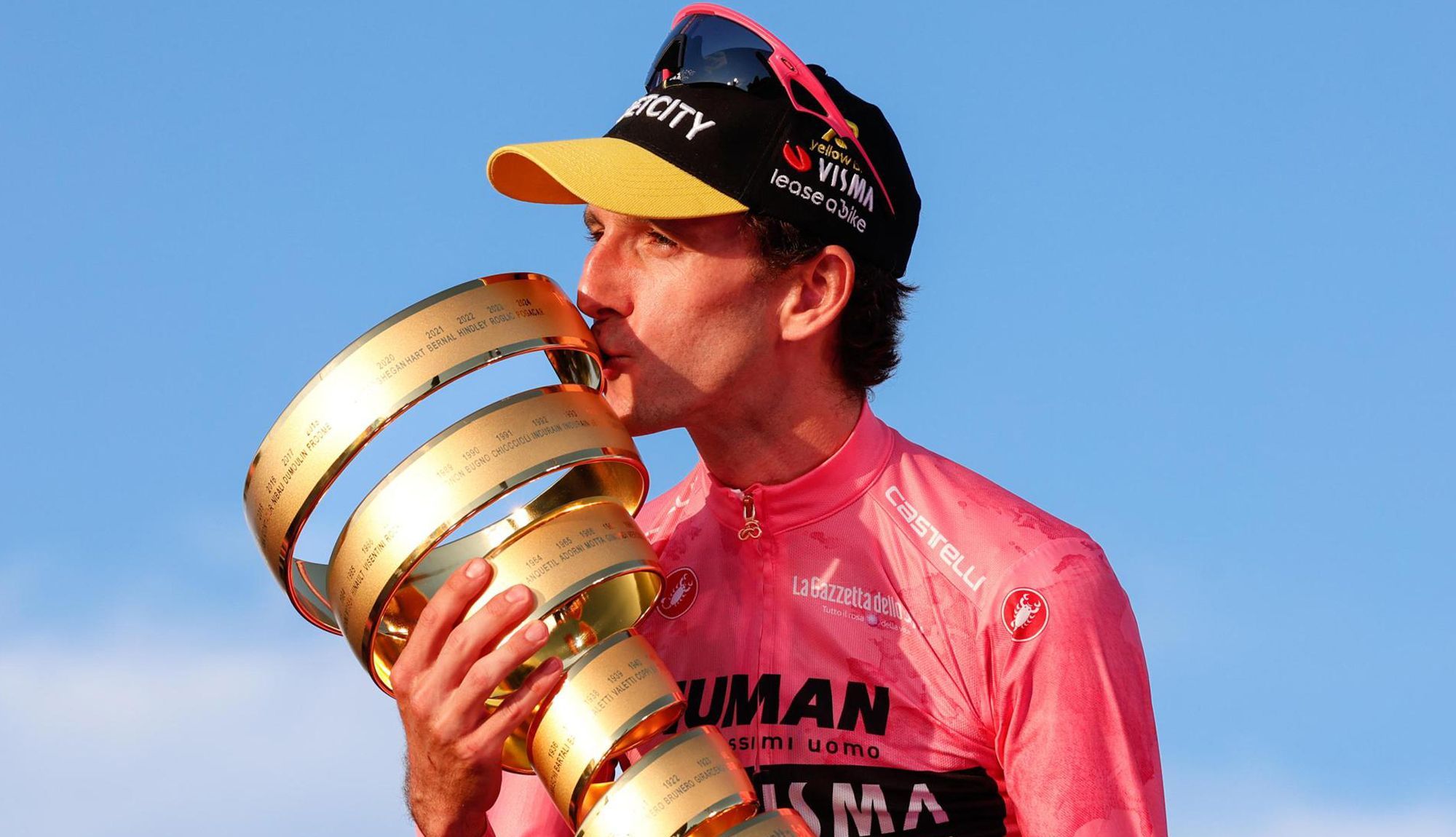 Simon Yates, con el Trofeo Senza Fine como ganador del Giro 2025