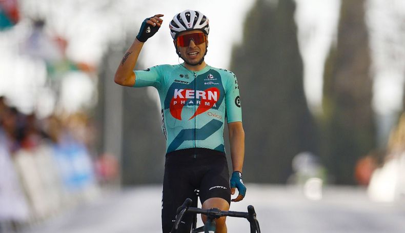 ibon ruiz celebrando su tercer puesto en la pasada clasica de jaen foto rafa gomez sprint cycling agency 2 790x454