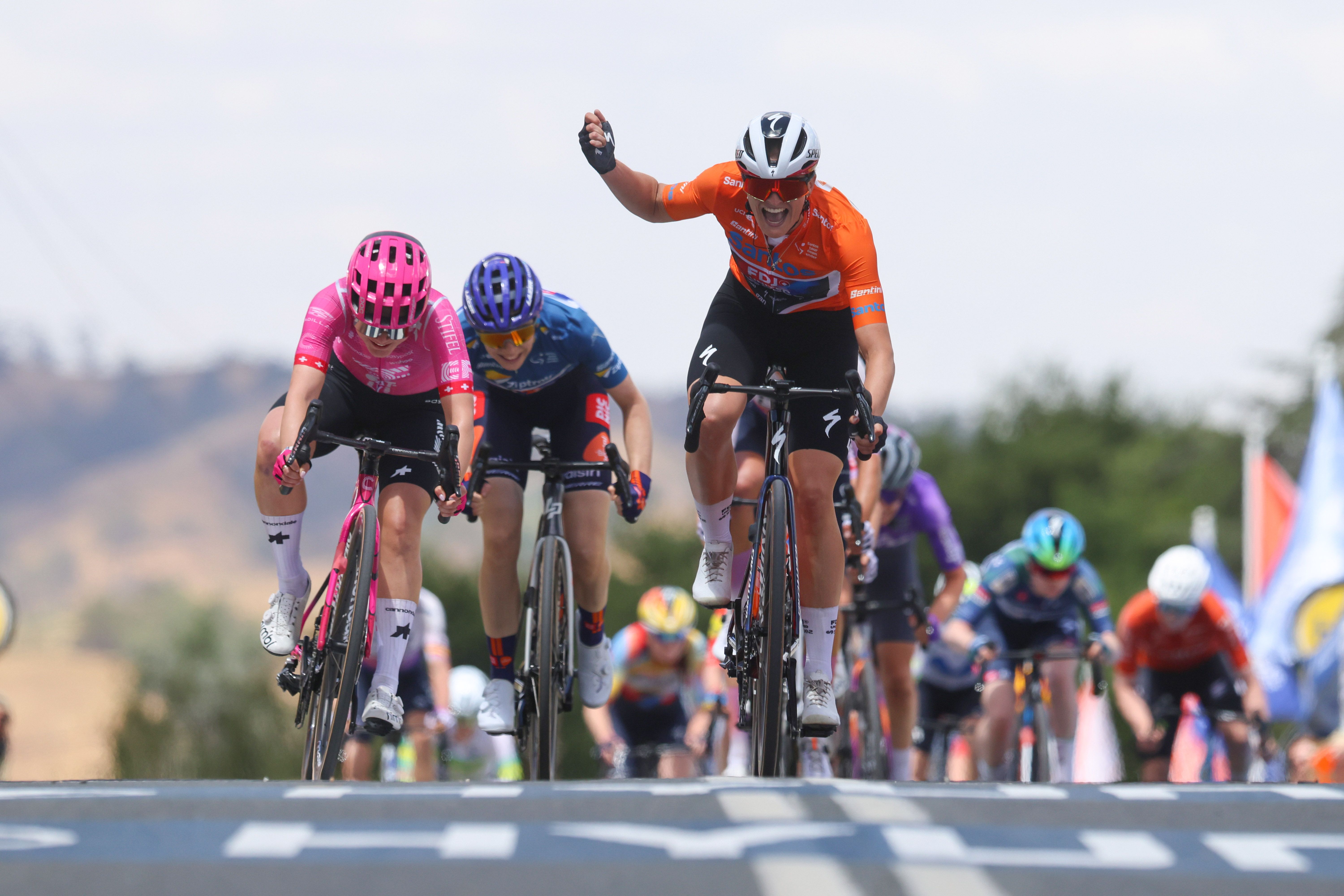 Ally Wollaston refuerza su liderato en la general tras ganar la segunda etapa del Tour Down Under