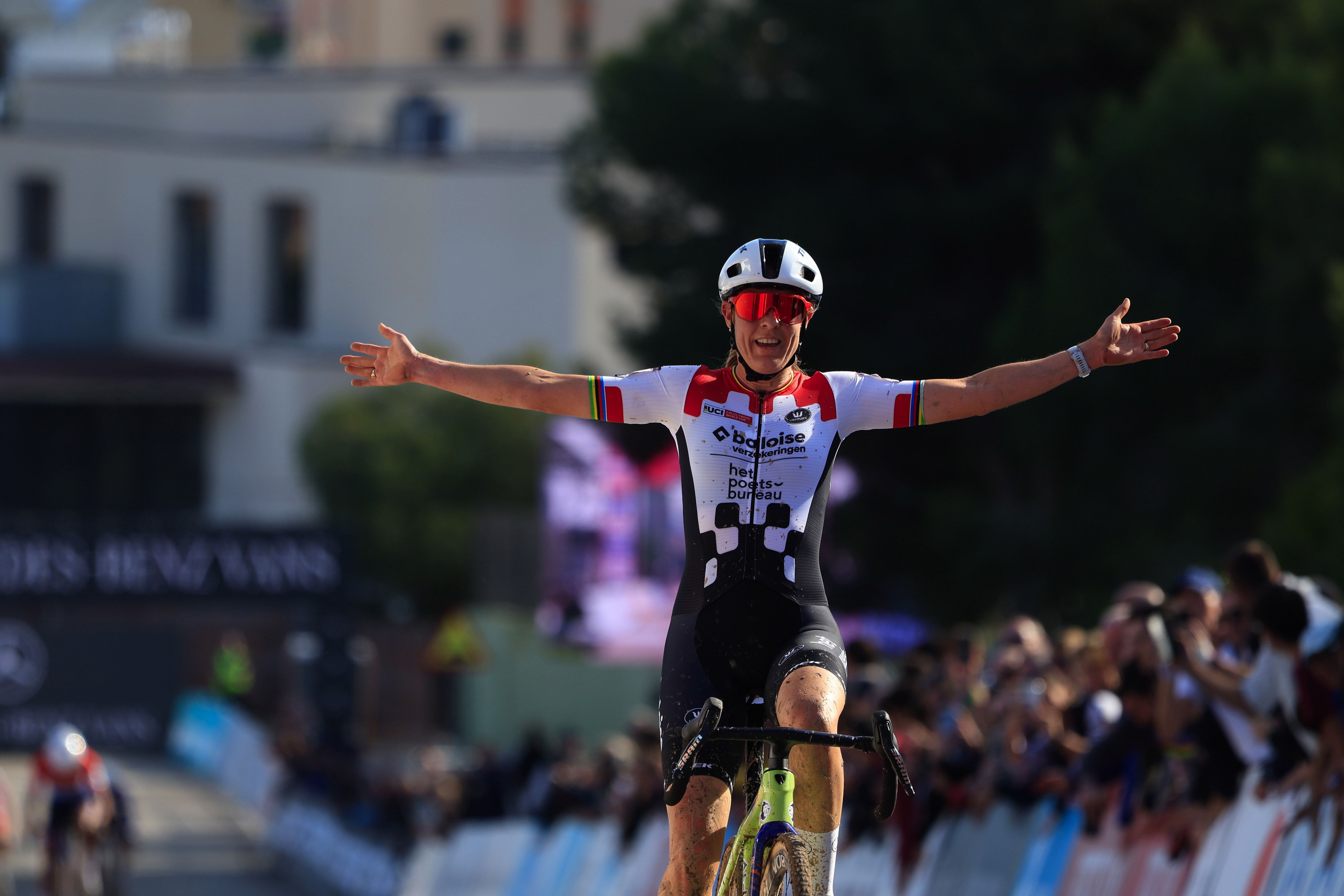 Lucinda Brand levanta los brazos en Benidorm y sentencia la Copa del Mundo de Ciclocross