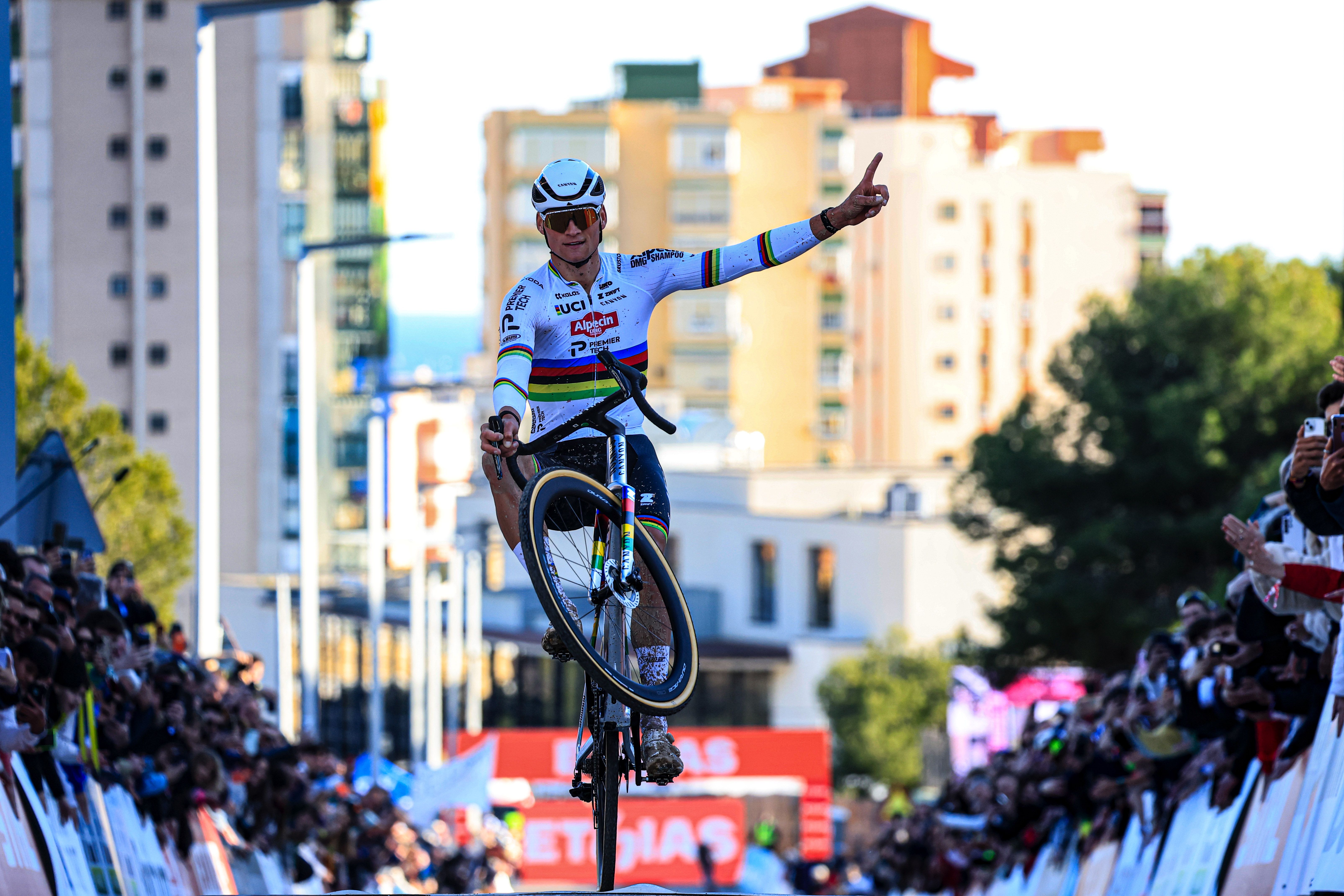 Mathieu van der Poel domina en Benidorm y Felipe Orts consigue un pódium histórico