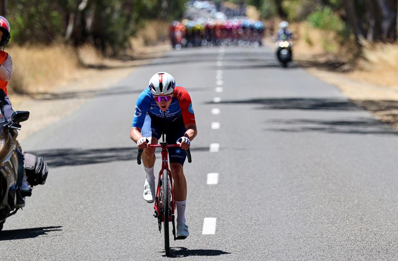 Enzo Paleni, a punto de ser alcanzado por el pelotón