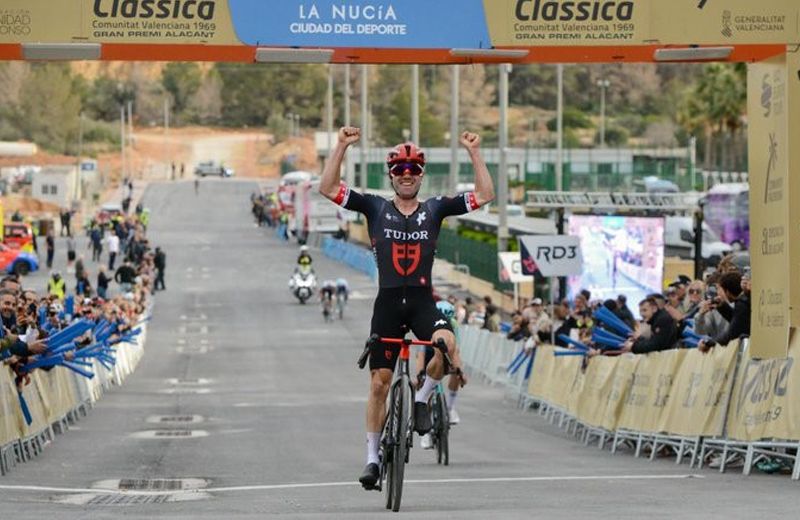 Marc Hirschi celebrando su victoria en la pasada edición