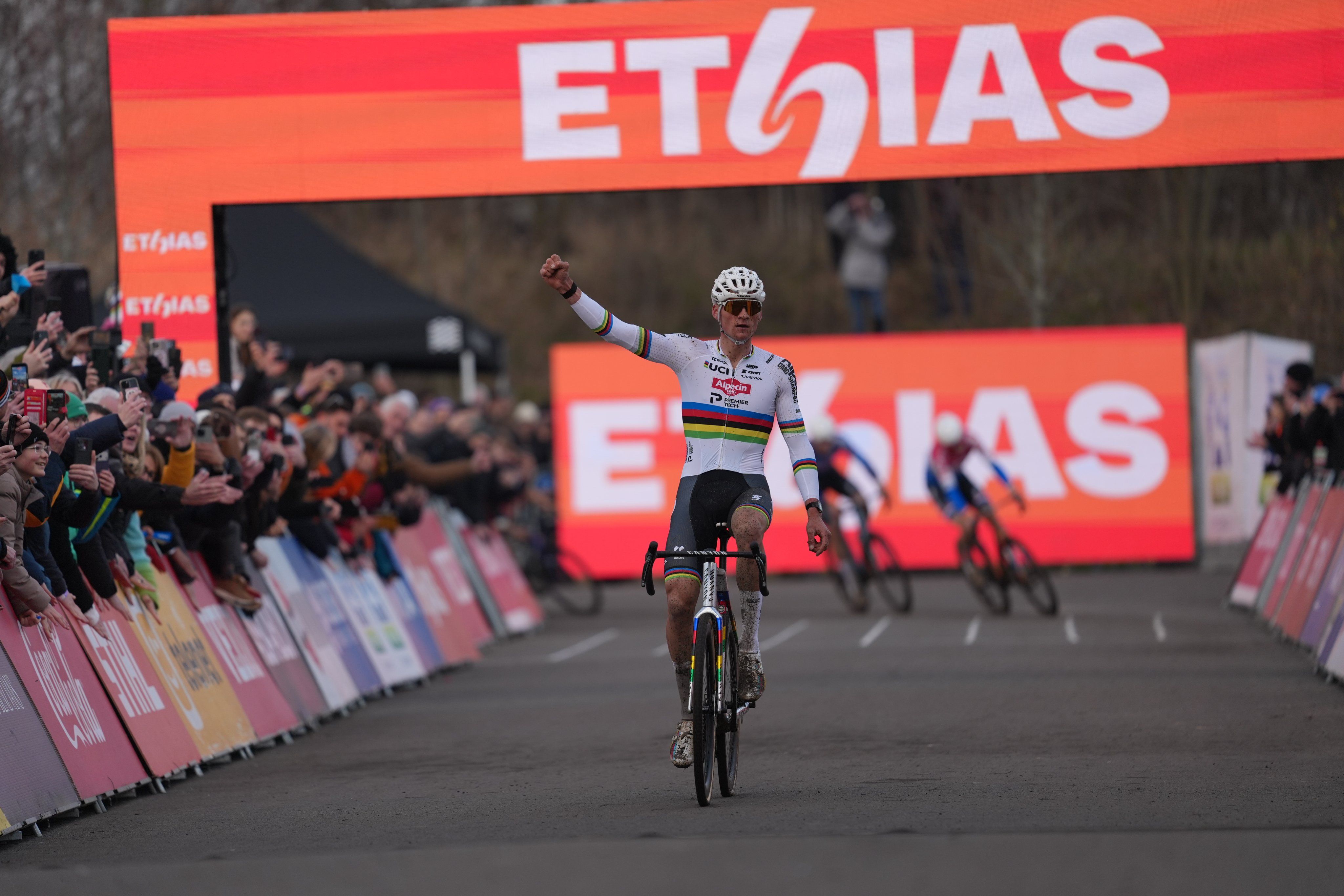 Invencible Mathieu van der Poel: dos pinchazos, una remontada y victoria 50ª en la Copa del Mundo