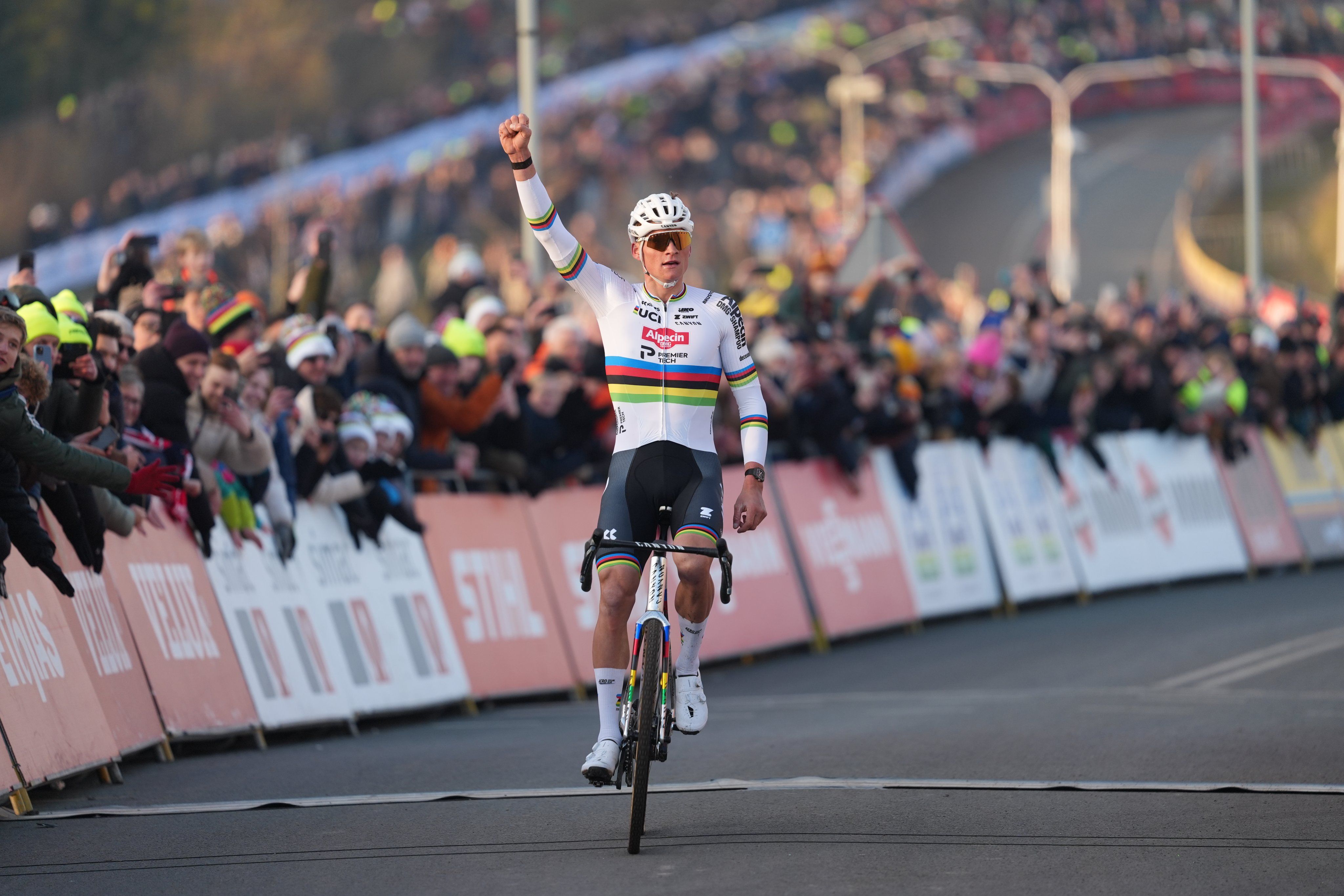 Triple corona para Van der Poel: Hoogerheide, Copa del Mundo y nuevo récord 