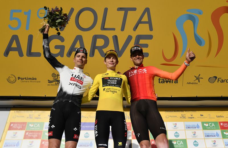 Jonas Vingegaard, Joao Almeida y Laurens De Plus coparon el podio de la pasada edición de la Volta ao Algarve