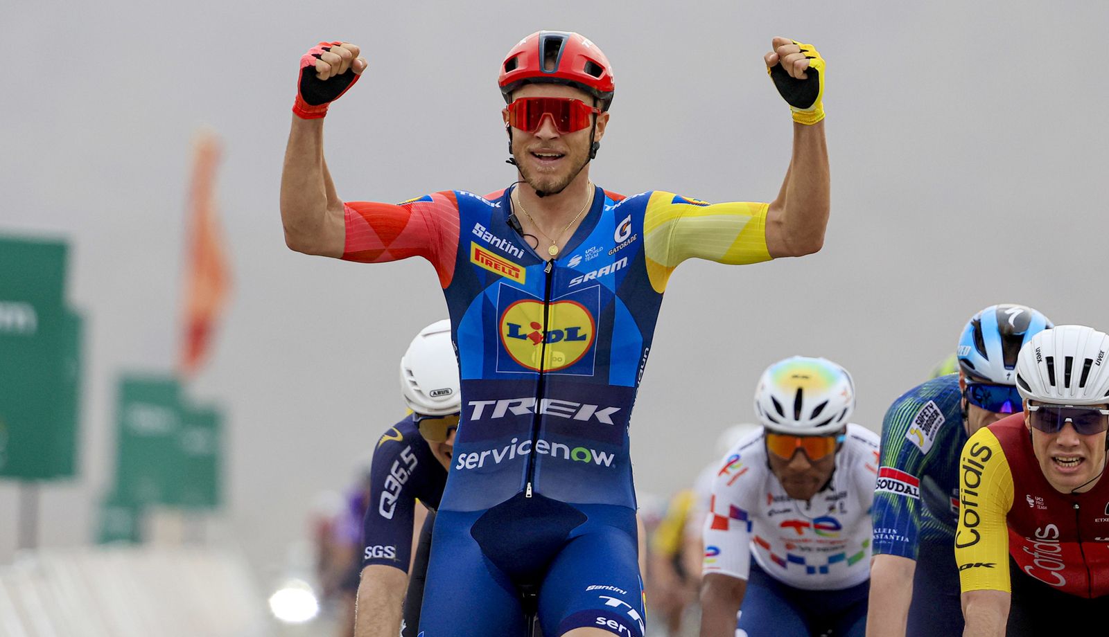 Jonathan Milan golpea primero en el AlUla Tour en una etapa marcada por el viento