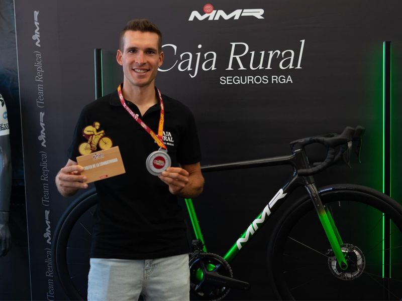 Joel Nicolau con el premio de ciclista más combativo de La Vuelta 2025