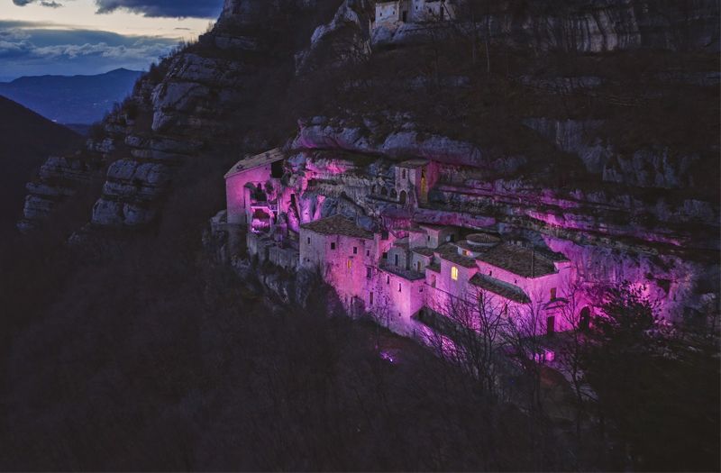 El Hermitage Abadía de Santo Spirito a Maiella, en la carretera hacia el Blockhaus, que acogerá la llegada de la Etapa 7 del Giro de Italia El Hermitage Abadía de Santo Spirito a Maiella, en la carretera hacia el Blockhaus, que acogerá la llegada de la Etapa 7 del Giro de Italia