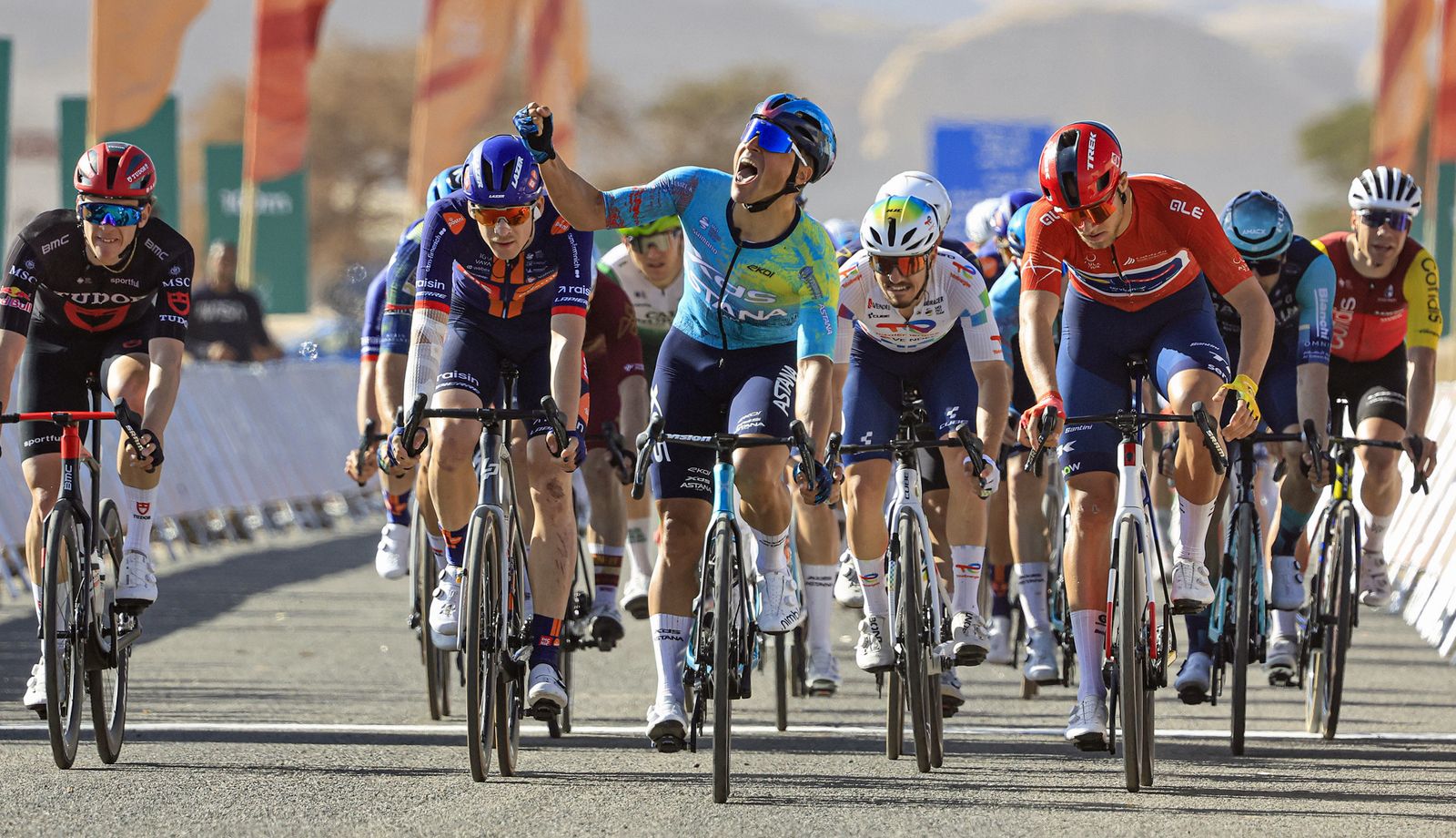 Malucelli sorprende a Milan en un nuevo duelo de velocistas en el AlUla Tour