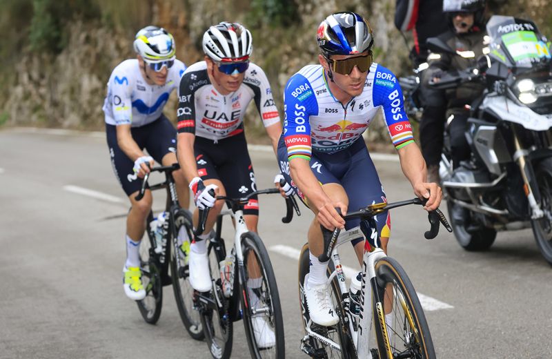 Remco Evenepoel, Adriá Pericas y Pablo Castrillo en la subida al Coll de Soller.