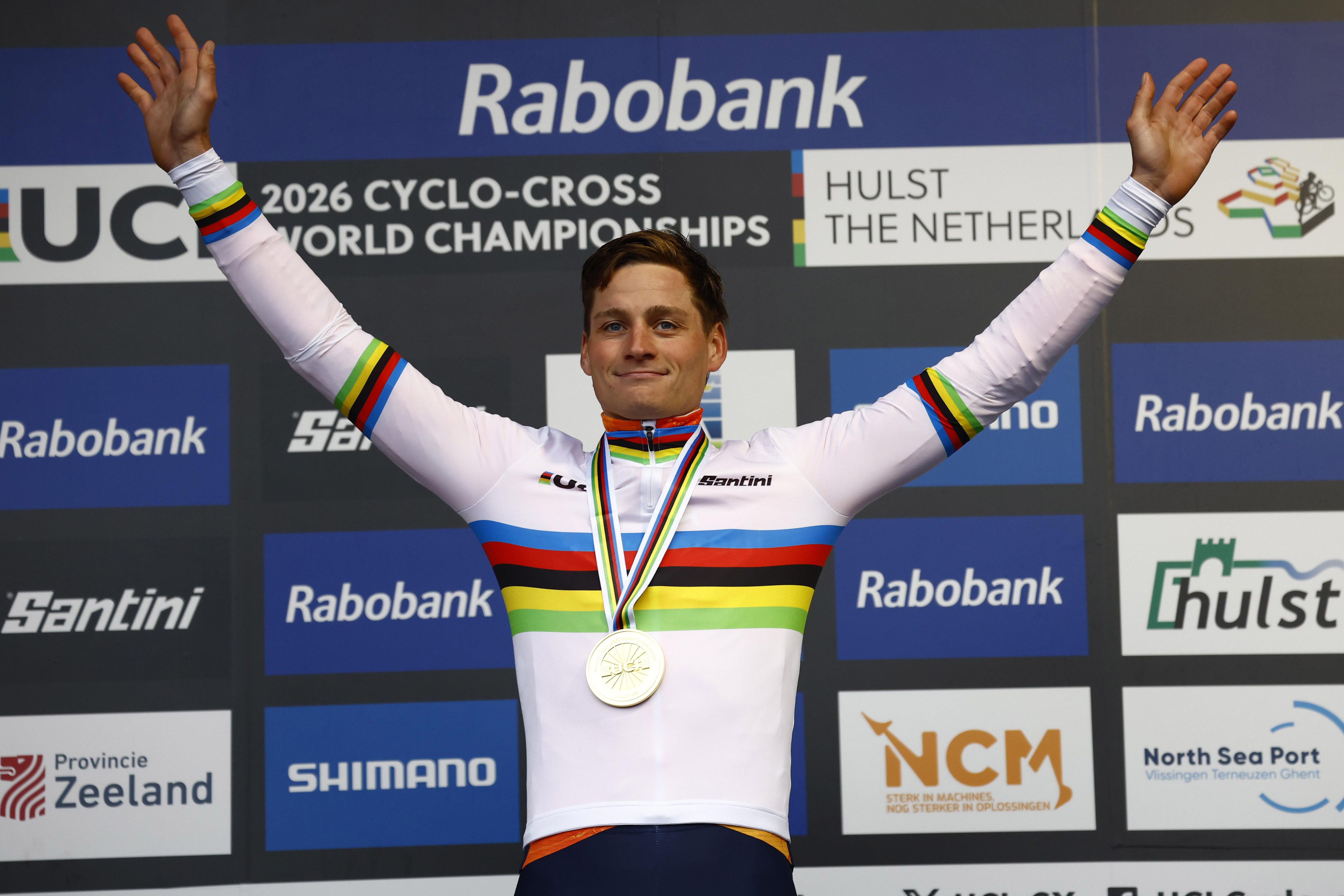 Mathieu van der Poel, historia viva: se viste su octavo maillot arcoiris en Hulst