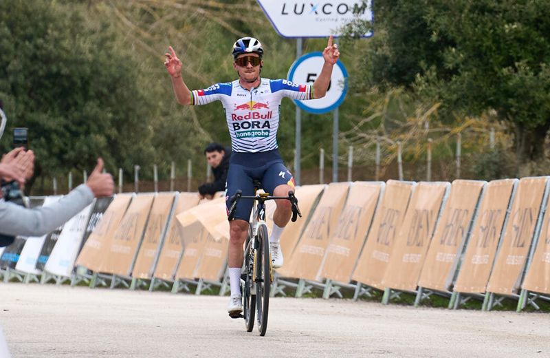 Remco Evenepoel celebrando una de sus victorias en la Challenge Mallorca