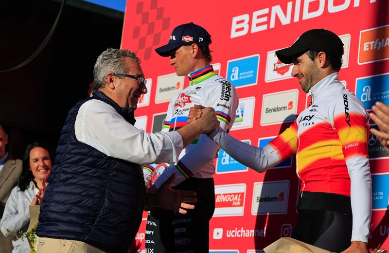 Toni Pérez, alcalde de Benidorm y presidente de la Diputación de Alicante, saluda en el podio a Felipe Orts en presencia del campeón del mundo Mathieu Van der Poel