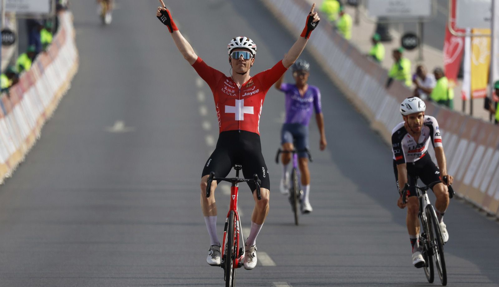 Mauro Schmid supera a Adam Yates y conquista la Muscat Classic