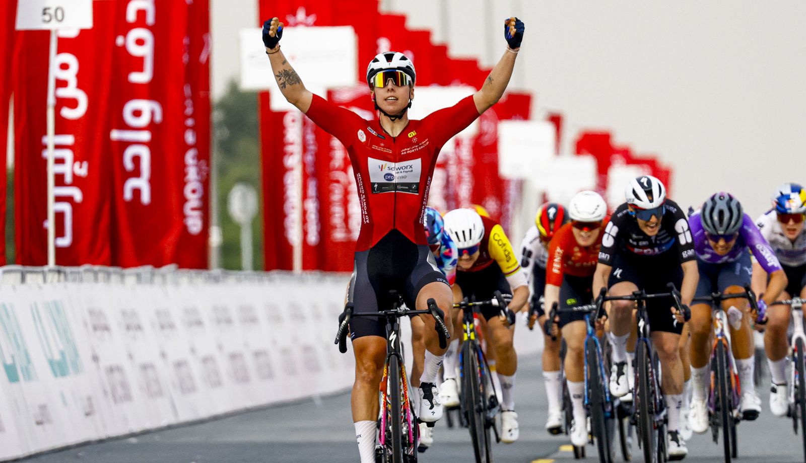 Lorena Wiebes, sin rivales al sprint, firma un doblete en el UAE Tour