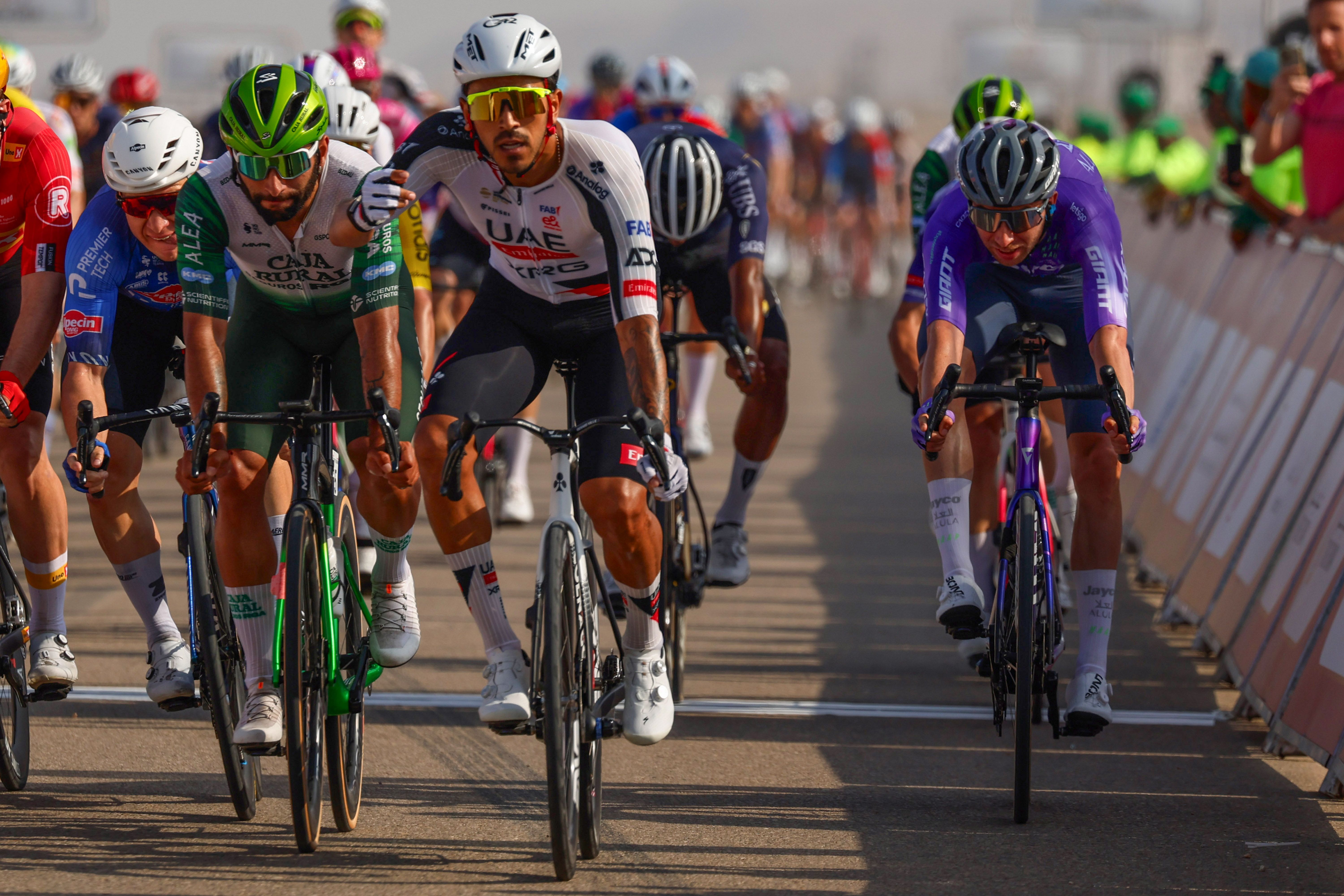 Sebastián Molano vuela en Bimmah Sink Hole y se apunta primer tanto en el Tour de Omán