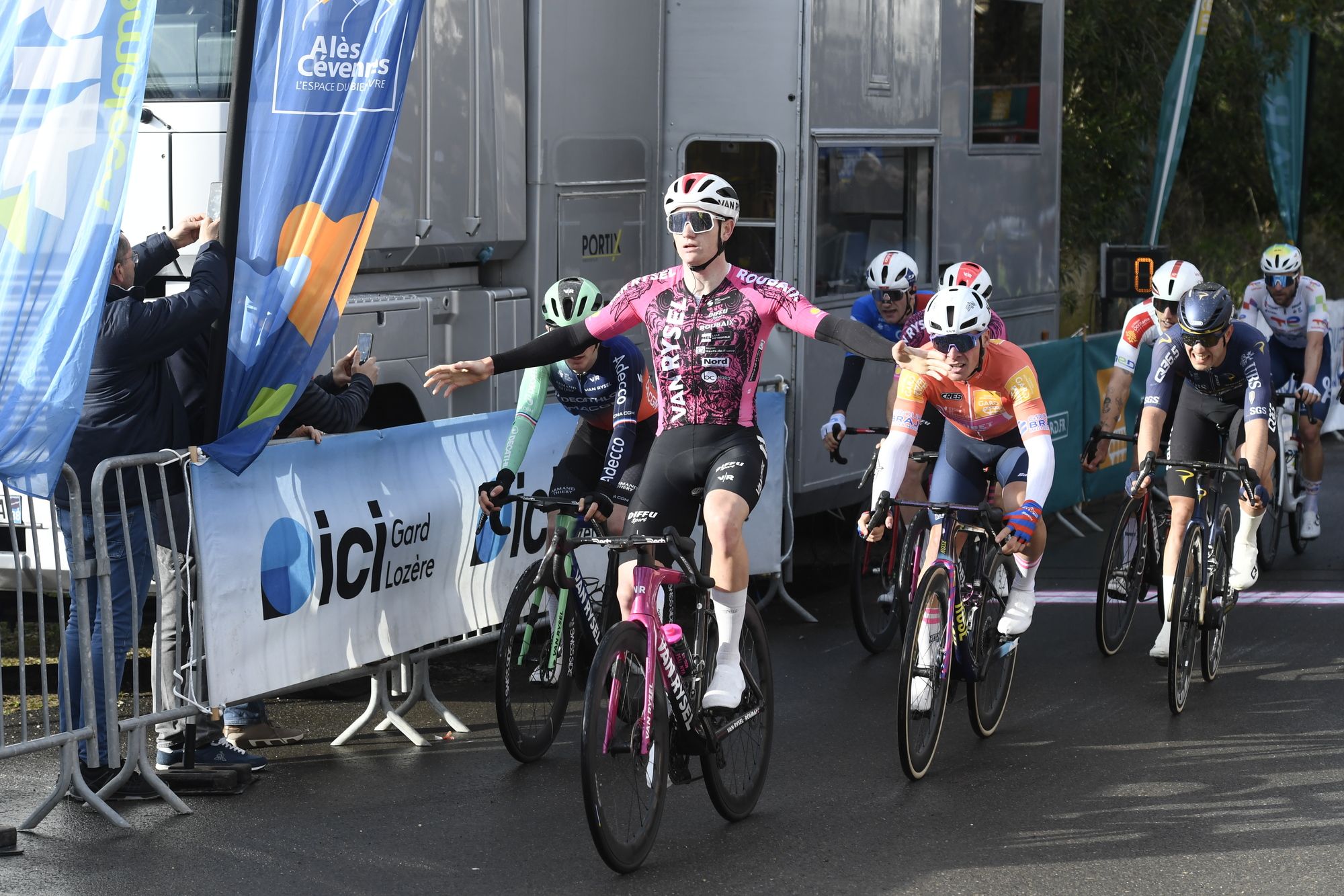 Joppe Heremans levanta los brazos al conquistar la cuarta etapa de la Étoile de Bessèges