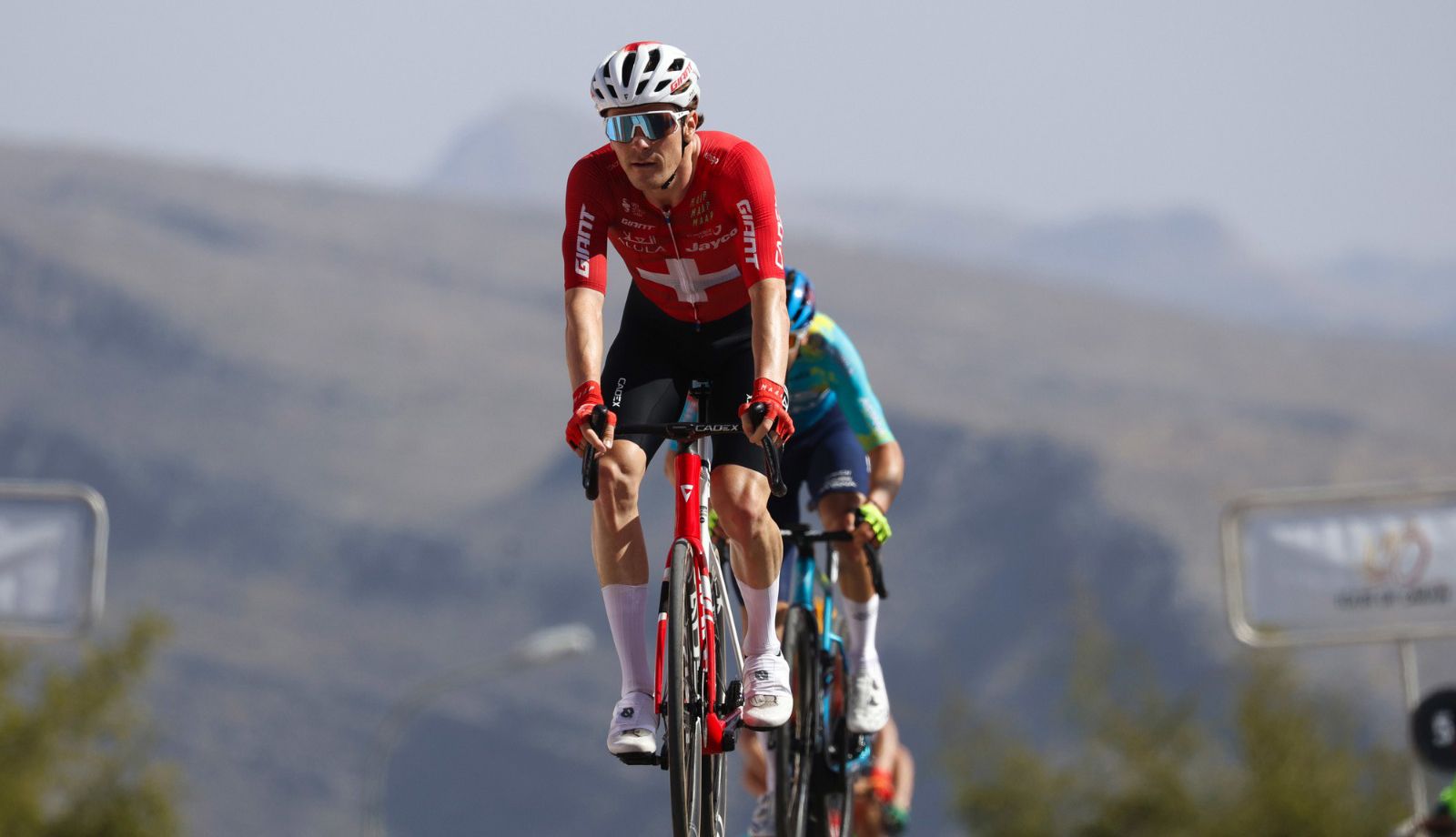 Mauro Schmid sigue en racha y es el nuevo líder del Tour de Omán