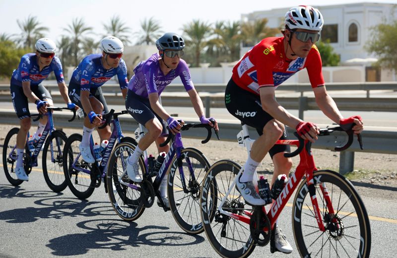 Mauro Schmid pondrá en juego mañana su maillot rojo de líder del Tour de Omán