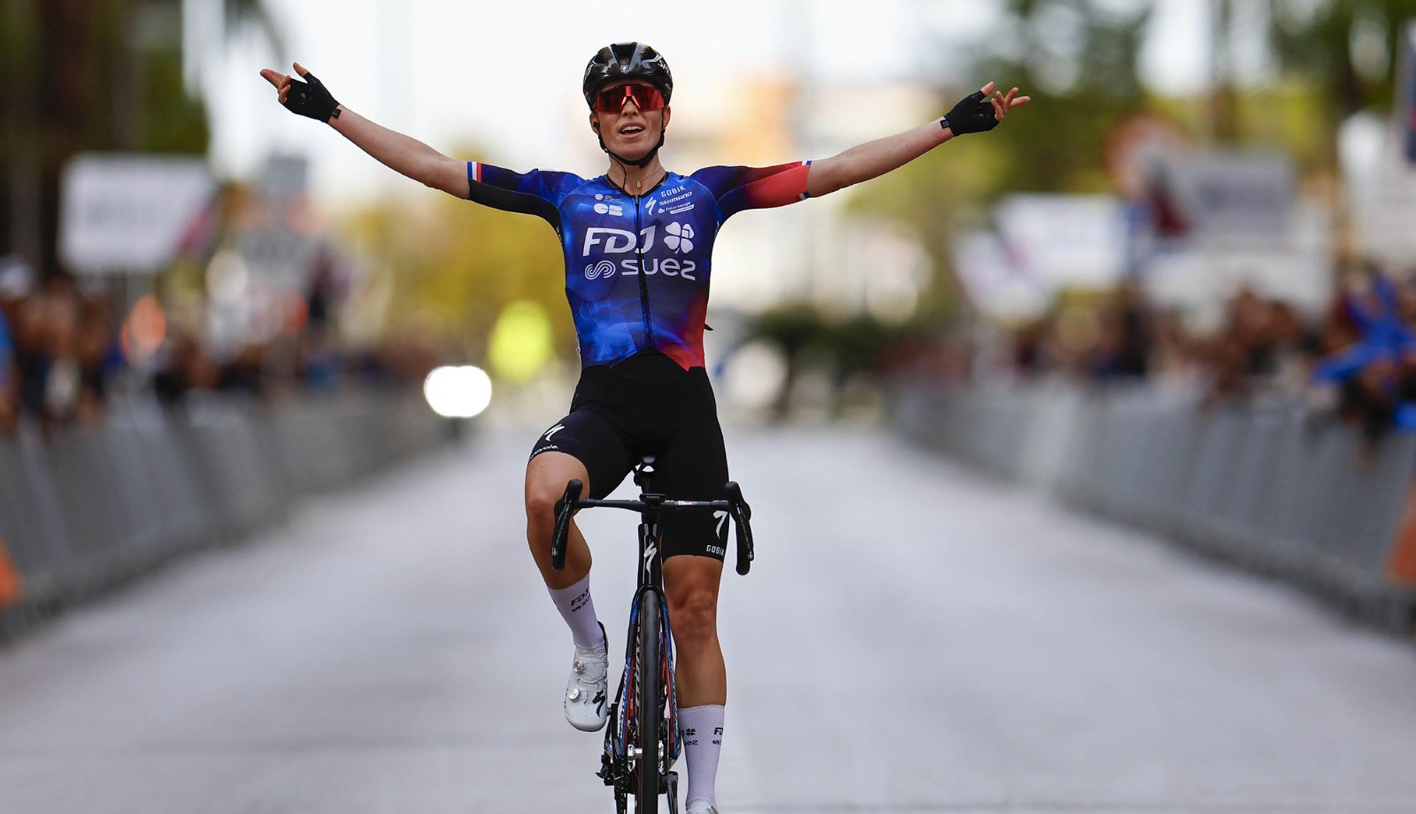 Demi Vollering celebrando su victoria en la 1ª etapa de la Setmana Ciclista 2025