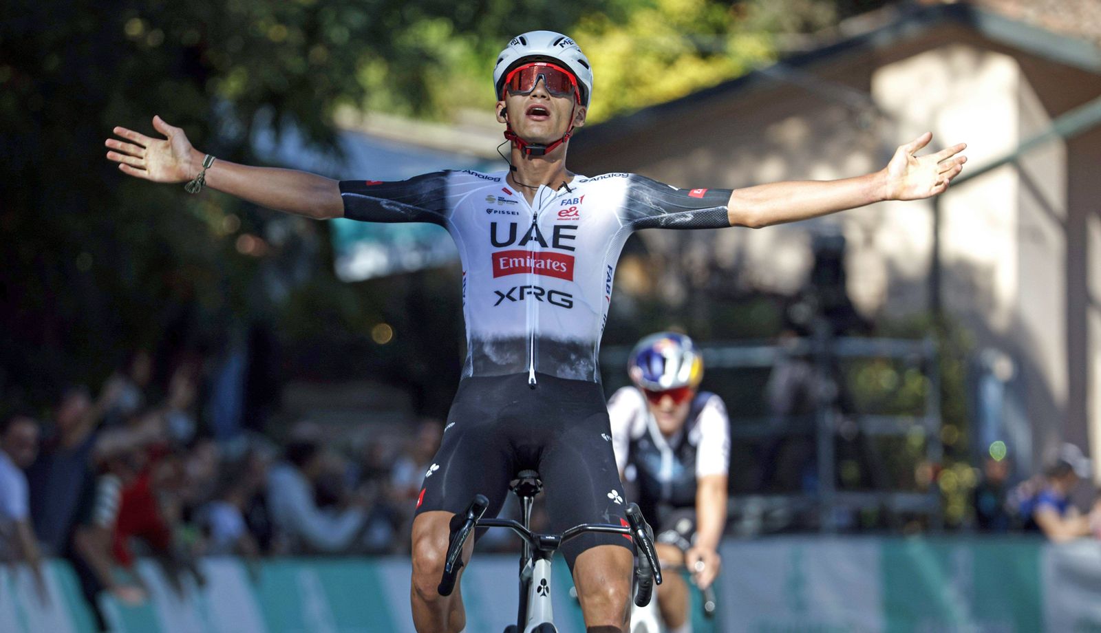 Isaac del Toro celebrando su victoria en el Giro dell'Emilia