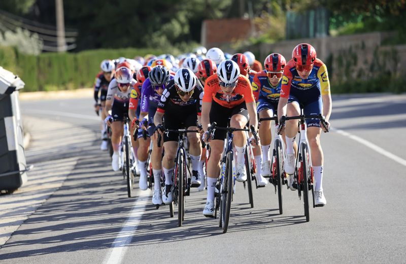 Pelotón con Demi Vollering al frente