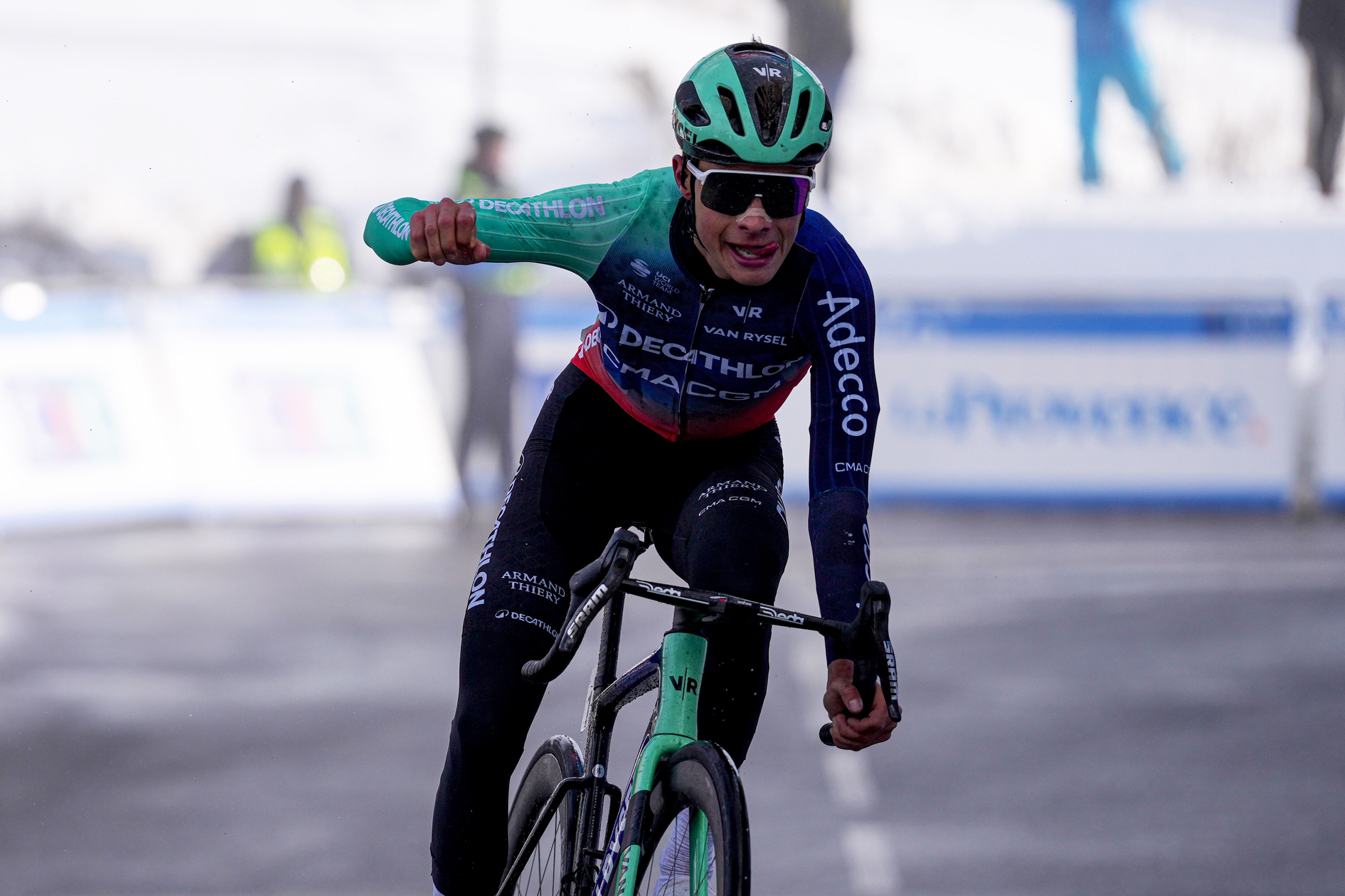 Matthew Riccitello conquista la cima de la Montagne de Lure y Carlos Rodríguez roza la victoria