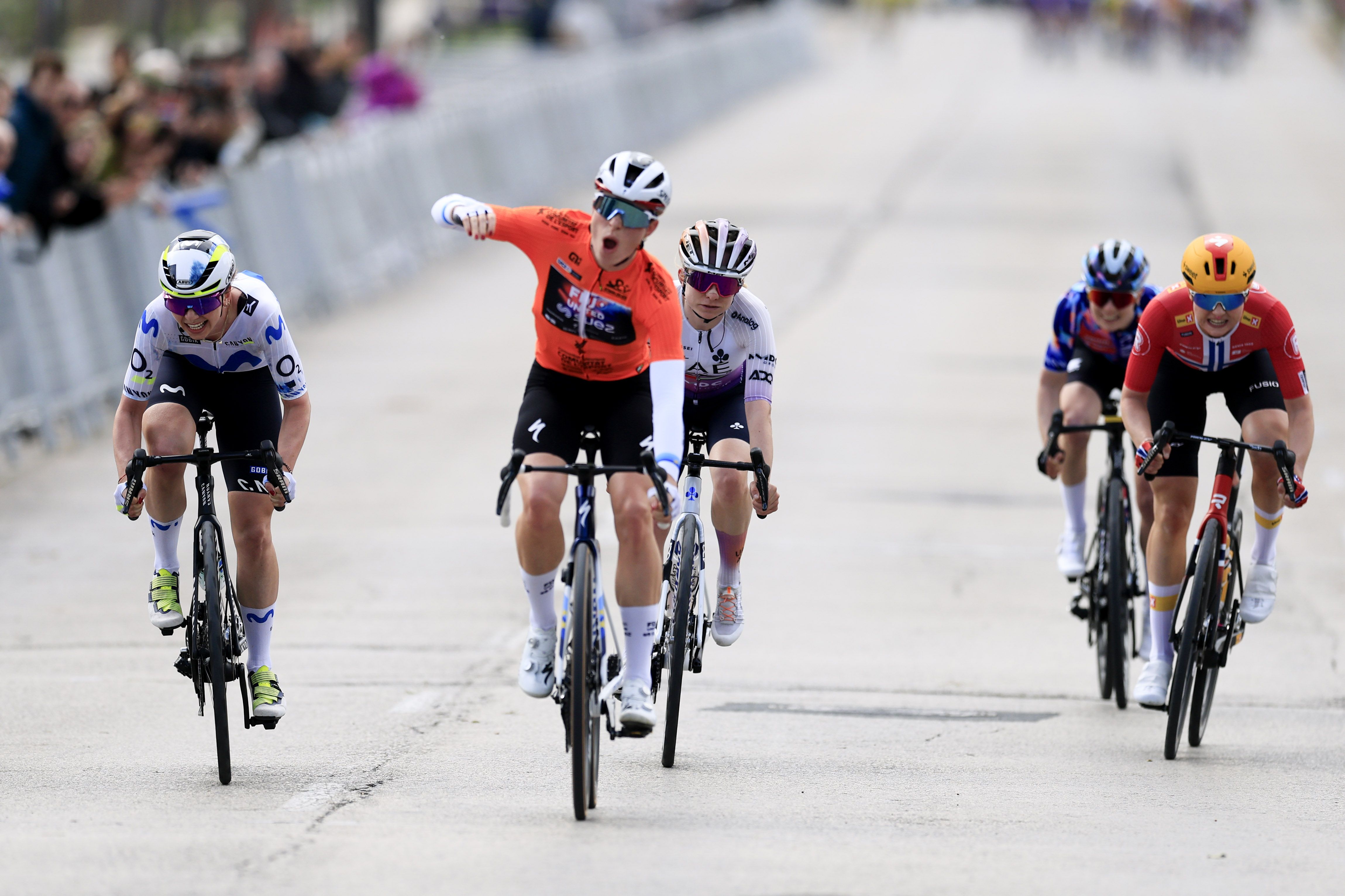 Demi Vollering, impecable: victoria de etapa y de la clasificación general en la Setmana Ciclista 