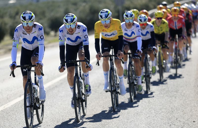 Iván Romeo, escoltado por sus compañeros del Movistar Team