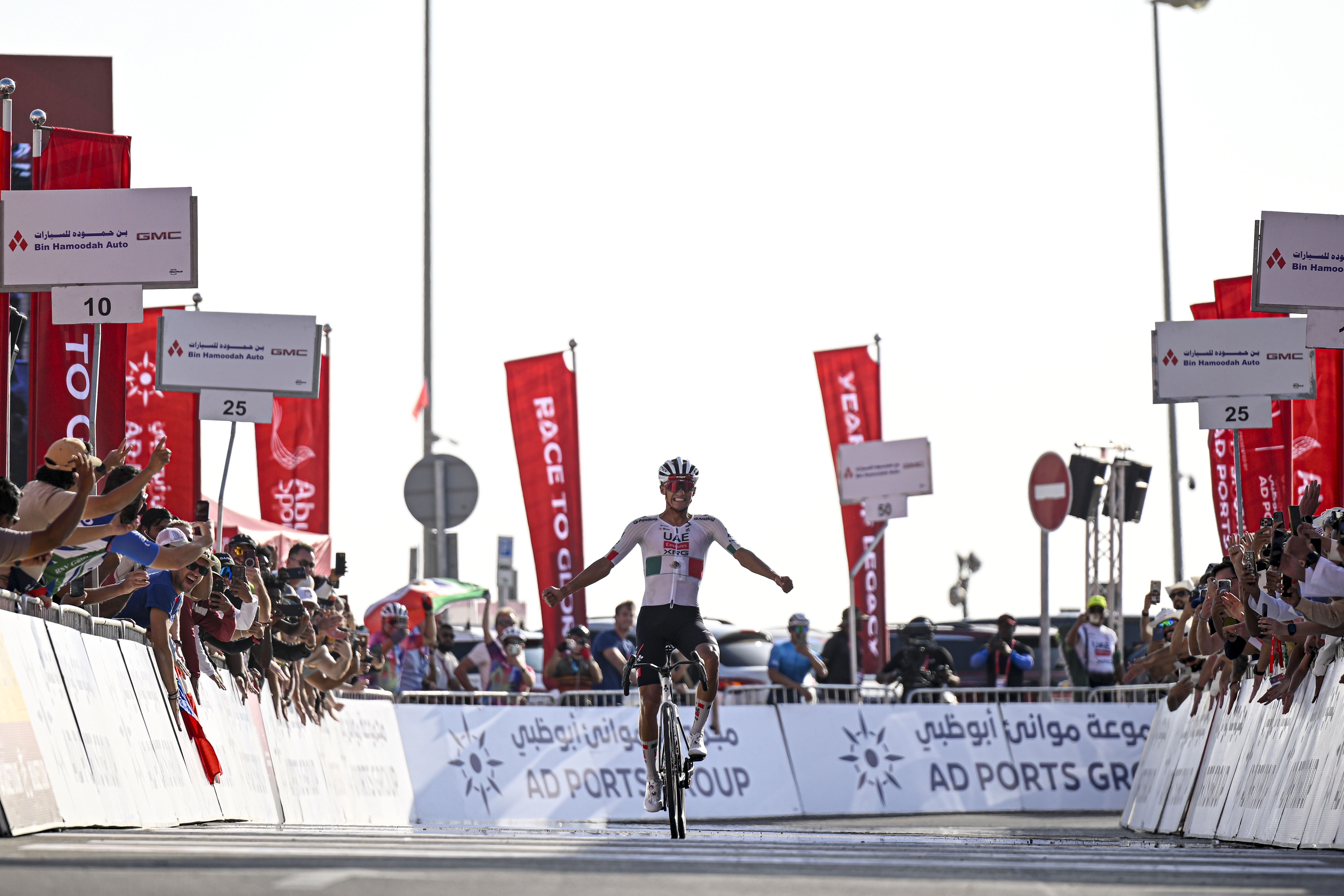 Isaac del Toro suelta a Tiberi en Jebel Hafeet y asalta el liderato del UAE Tour 2026