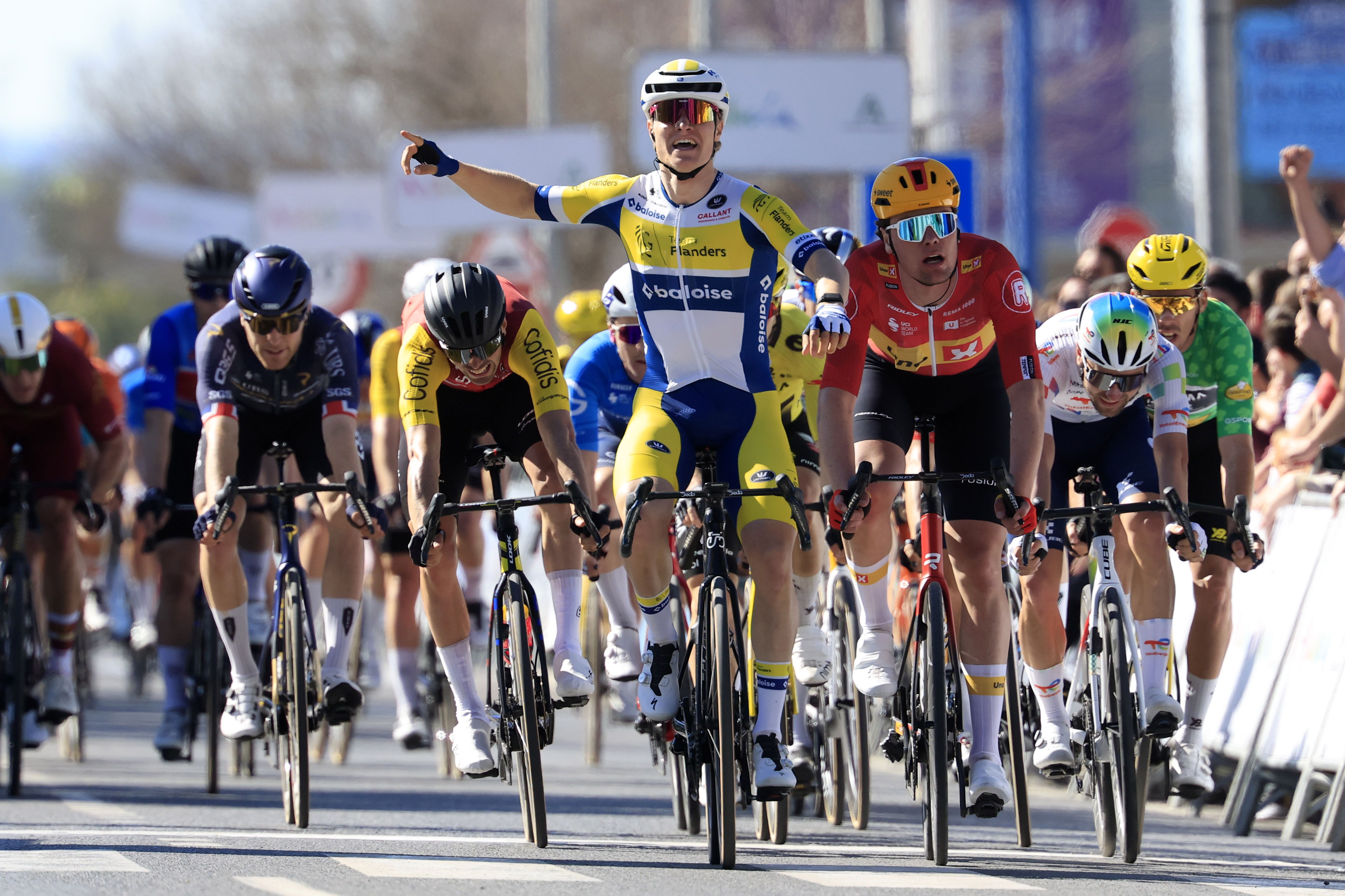 Tom Crabbe suma la victoria más importante de su carrera en la Vuelta a Andalucía; Iván Romeo, líder