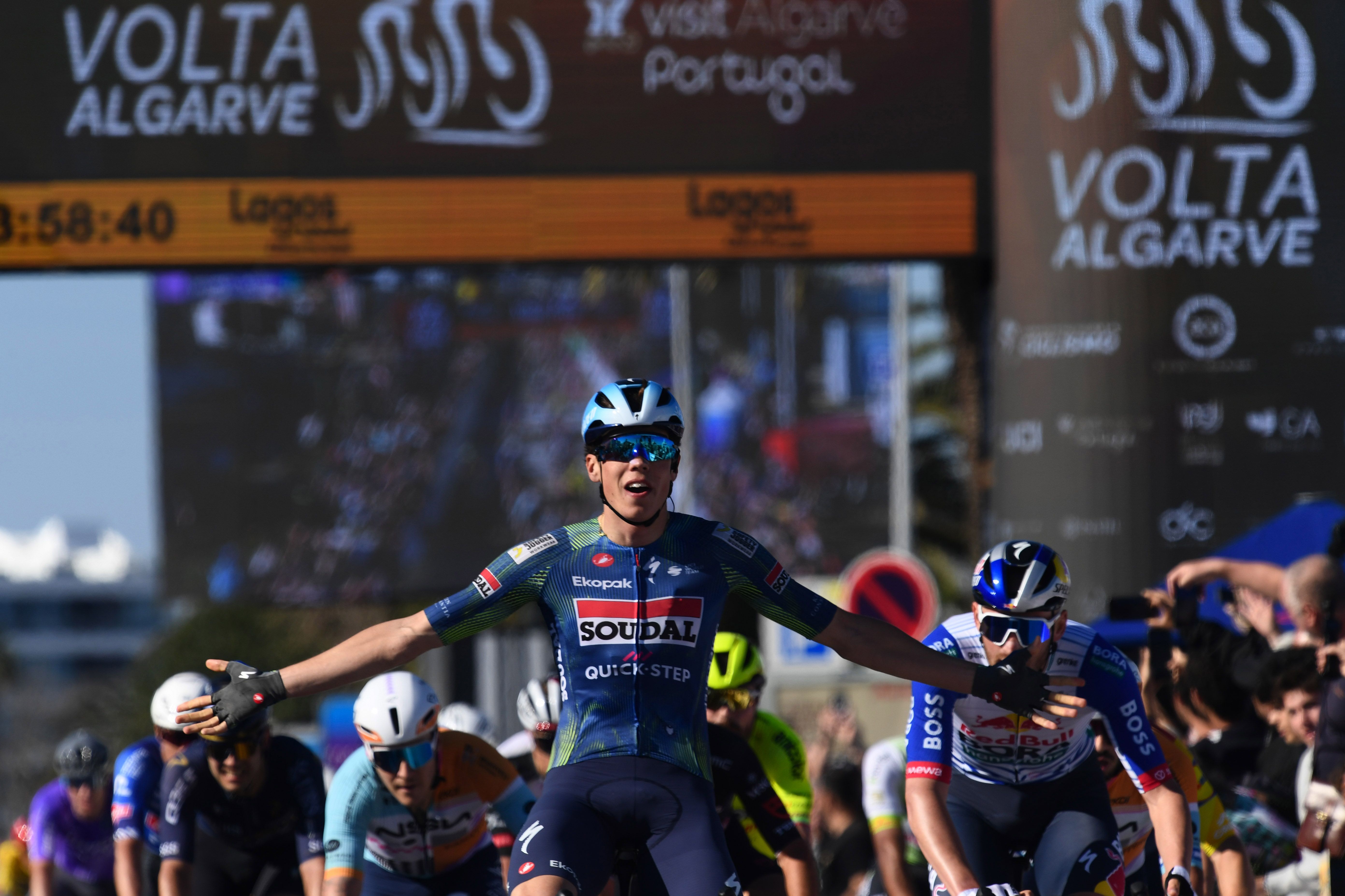 Paul Magnier domina el sprint en Lagos y Juan Ayuso afronta la última etapa con el maillot de líder