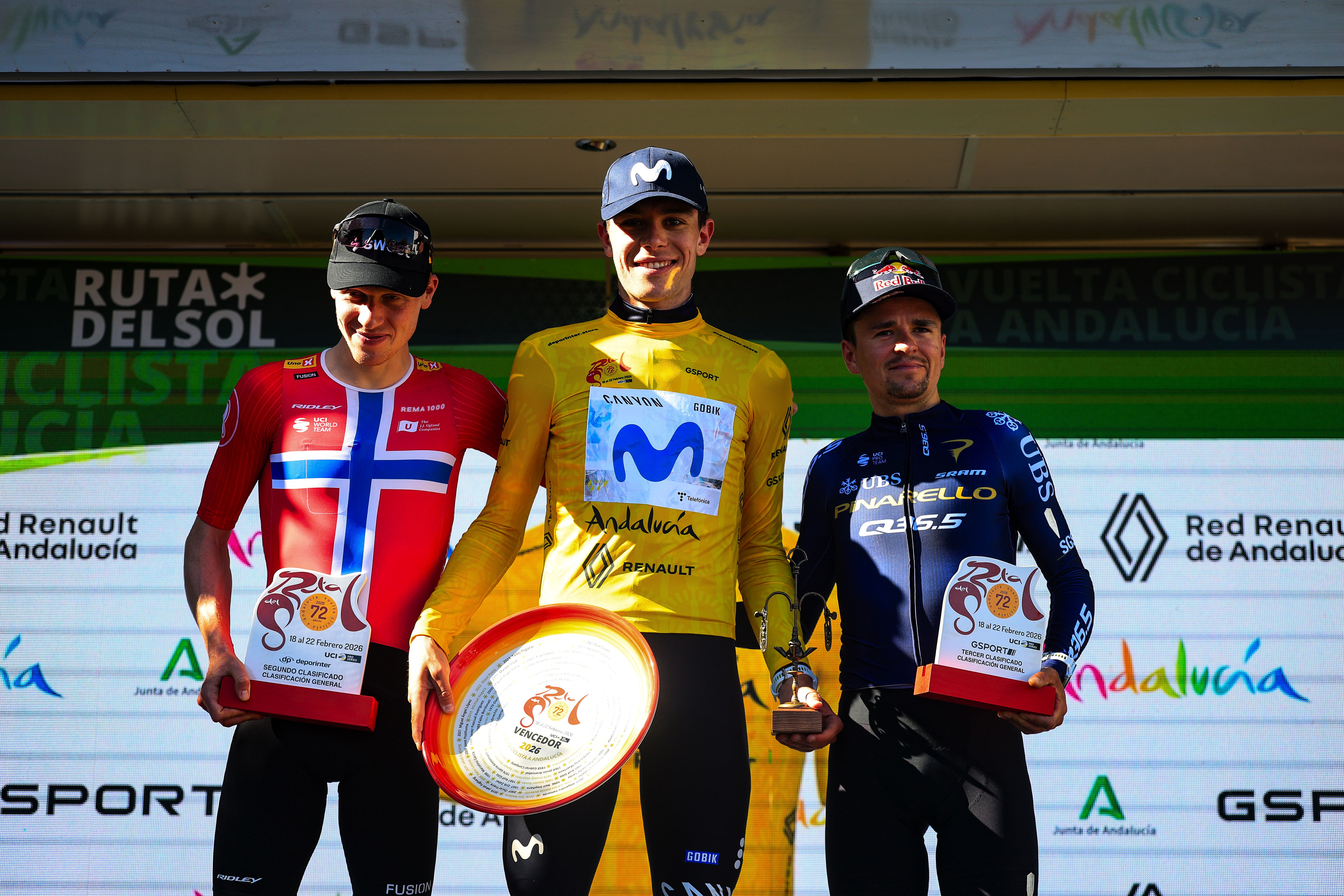 Iván Romeo levanta el trofeo de campeón de la Vuelta a Andalucía 
