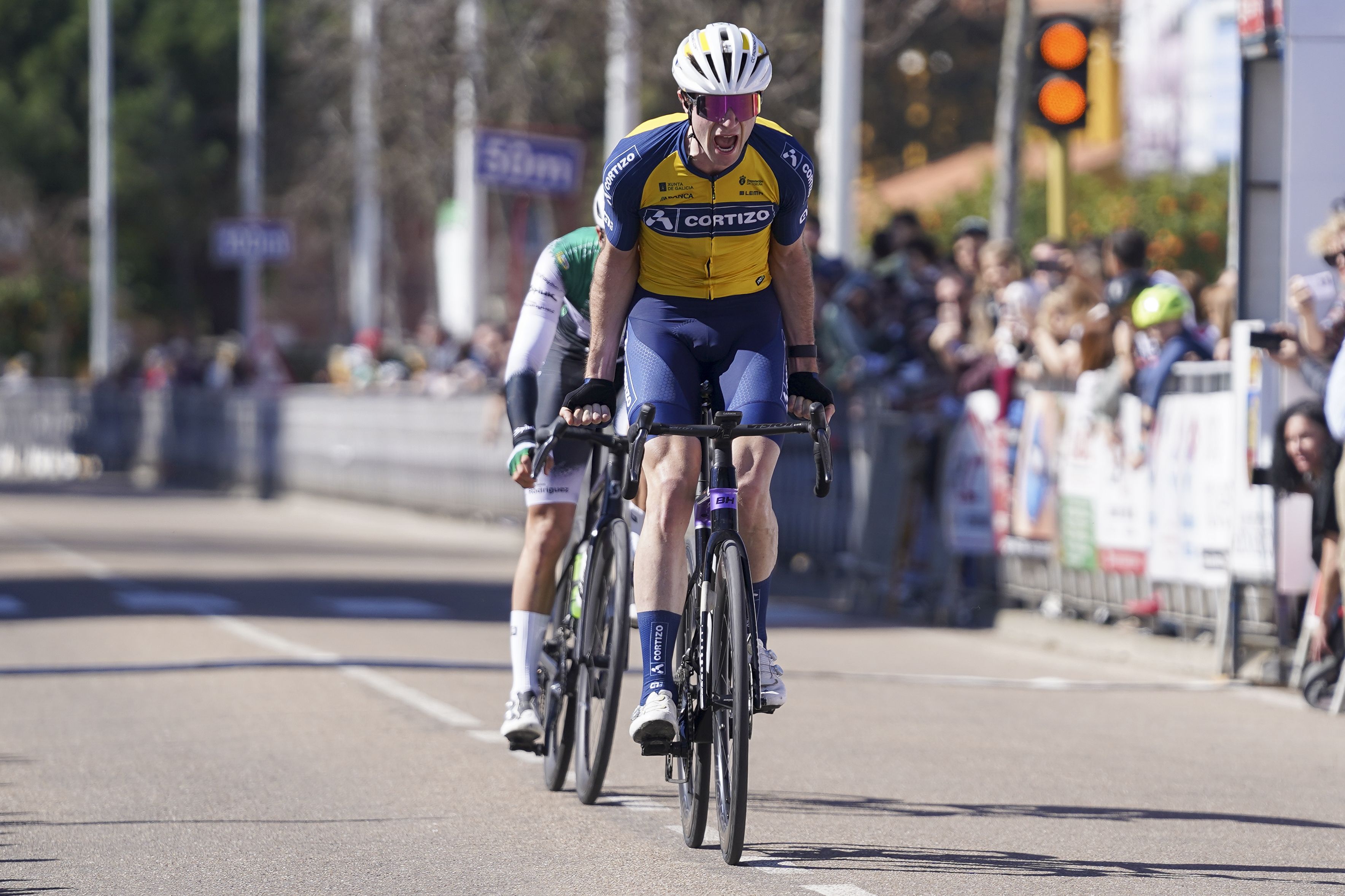 Valentí celebra su victoria en Don Benito