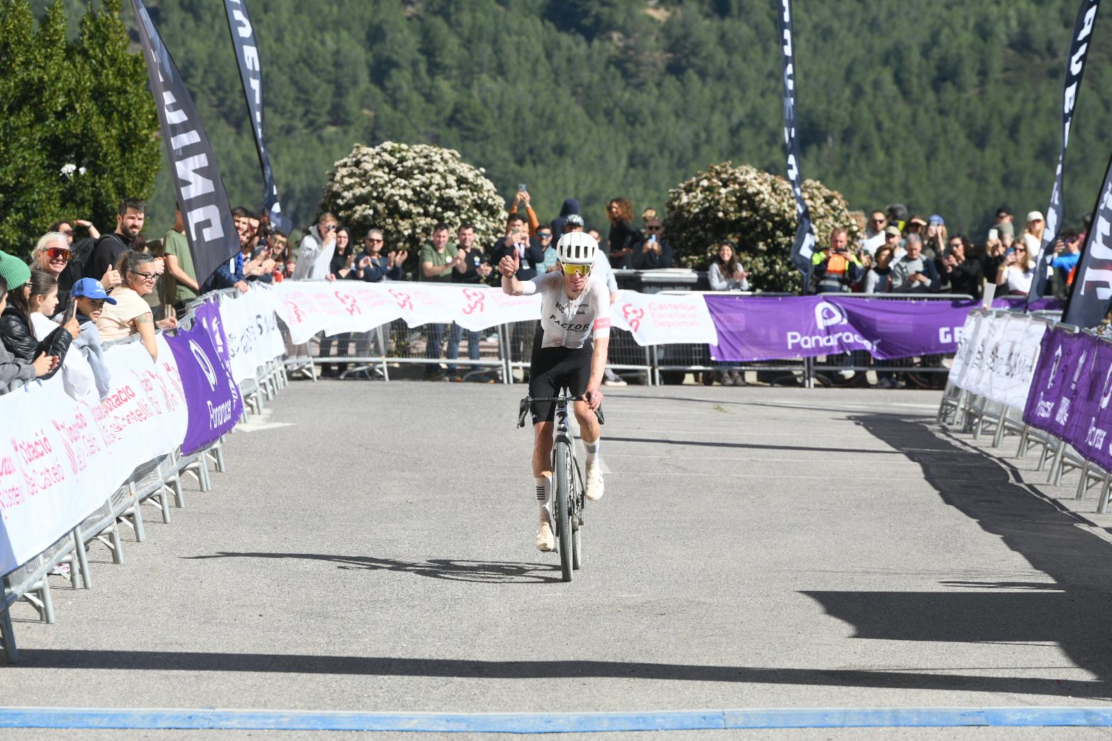 Romain Bardet, ganador de la Castellón Gravel Race