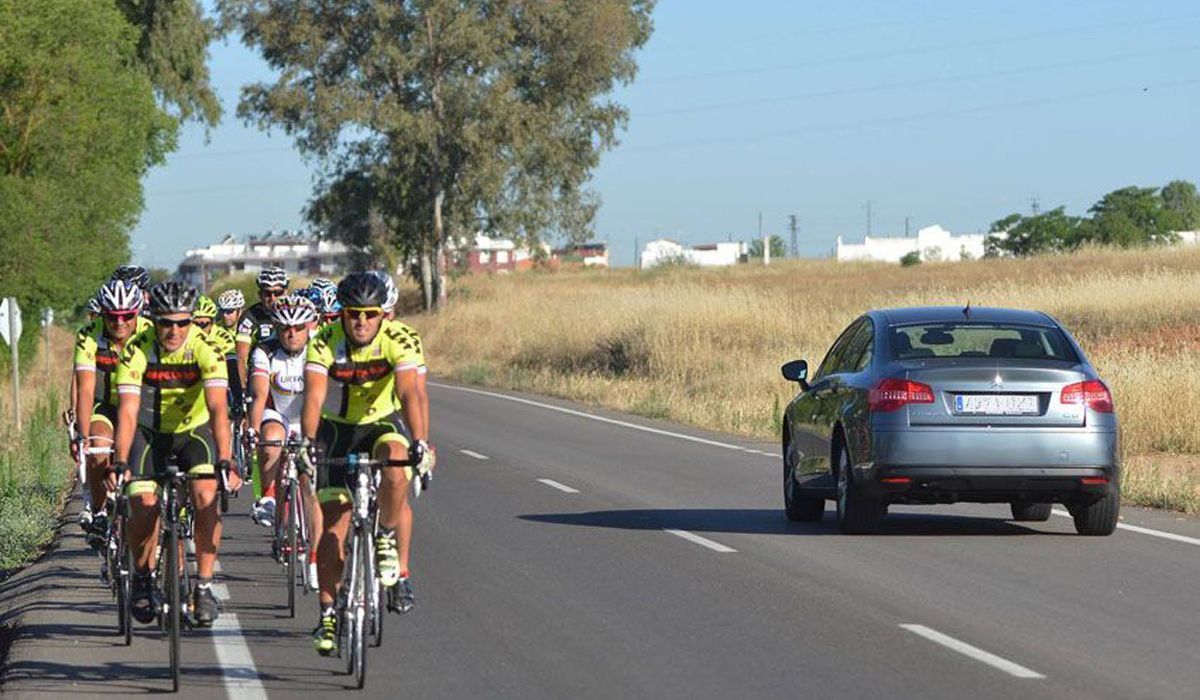Ciclistas circulando en pelotón