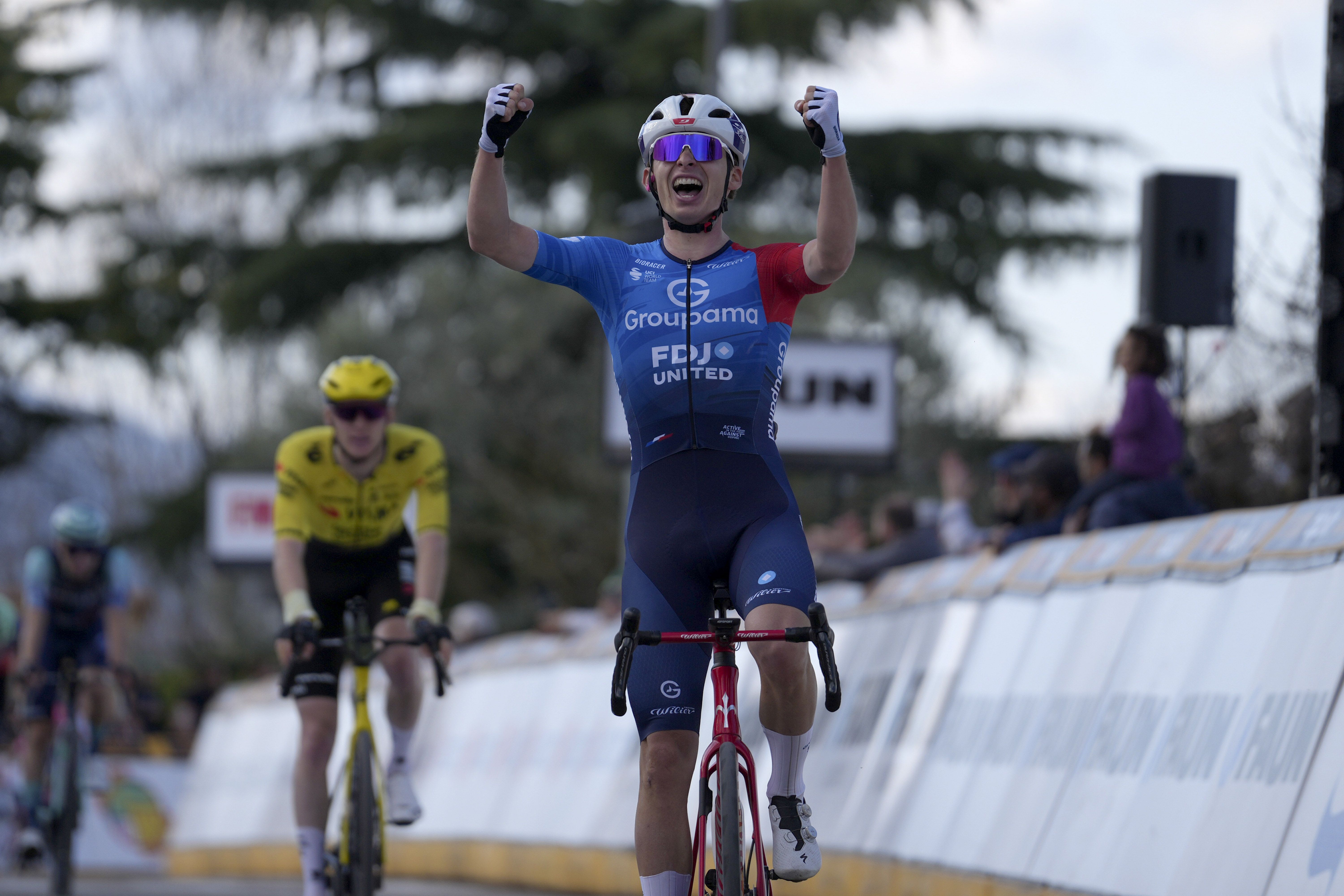 Romain Gregoire levanta los brazos en la Faun Drome Classic 