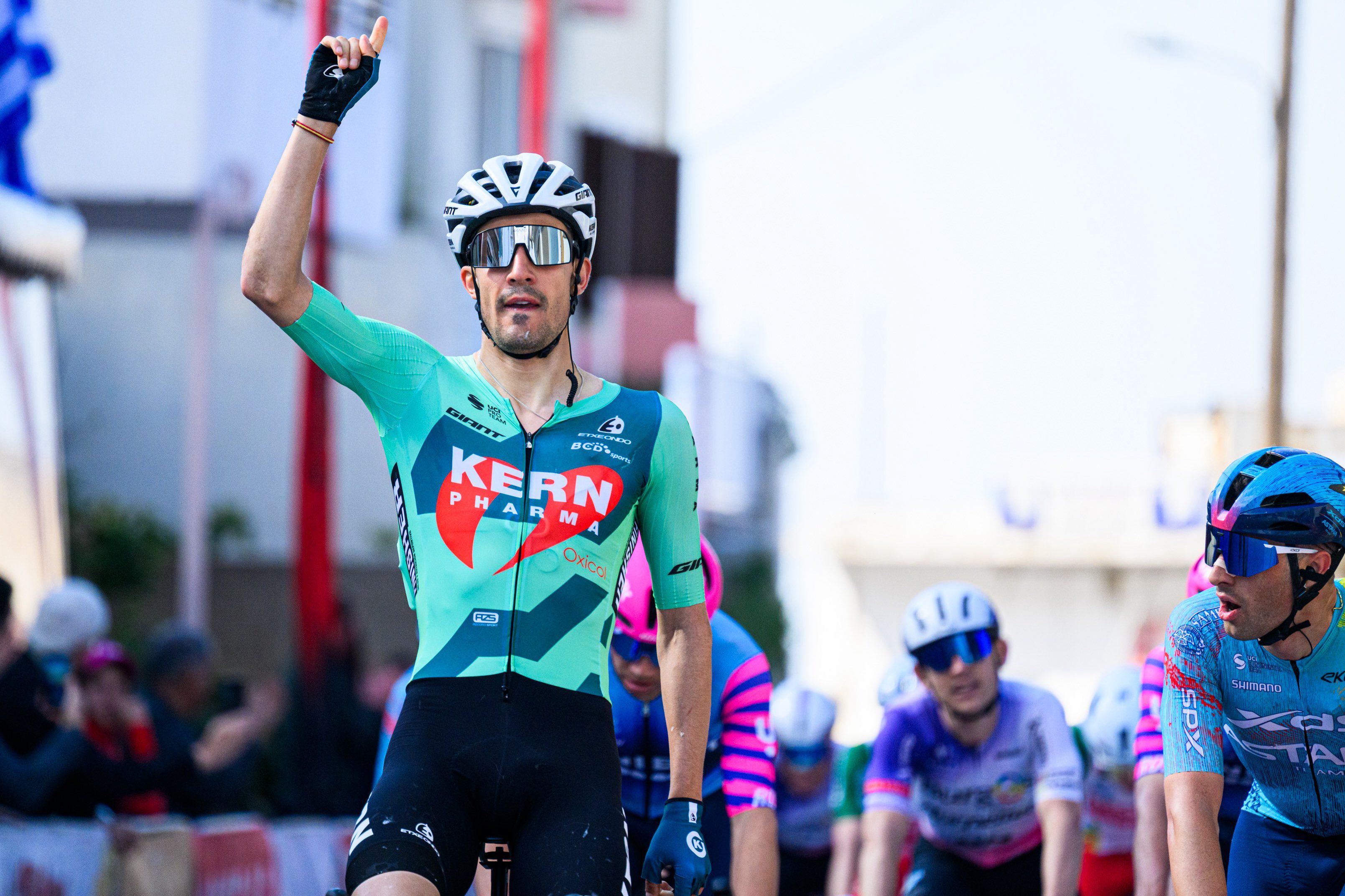 Iván Cobo logra su primera victoria profesional con el Equipo Kern Pharma en Grecia